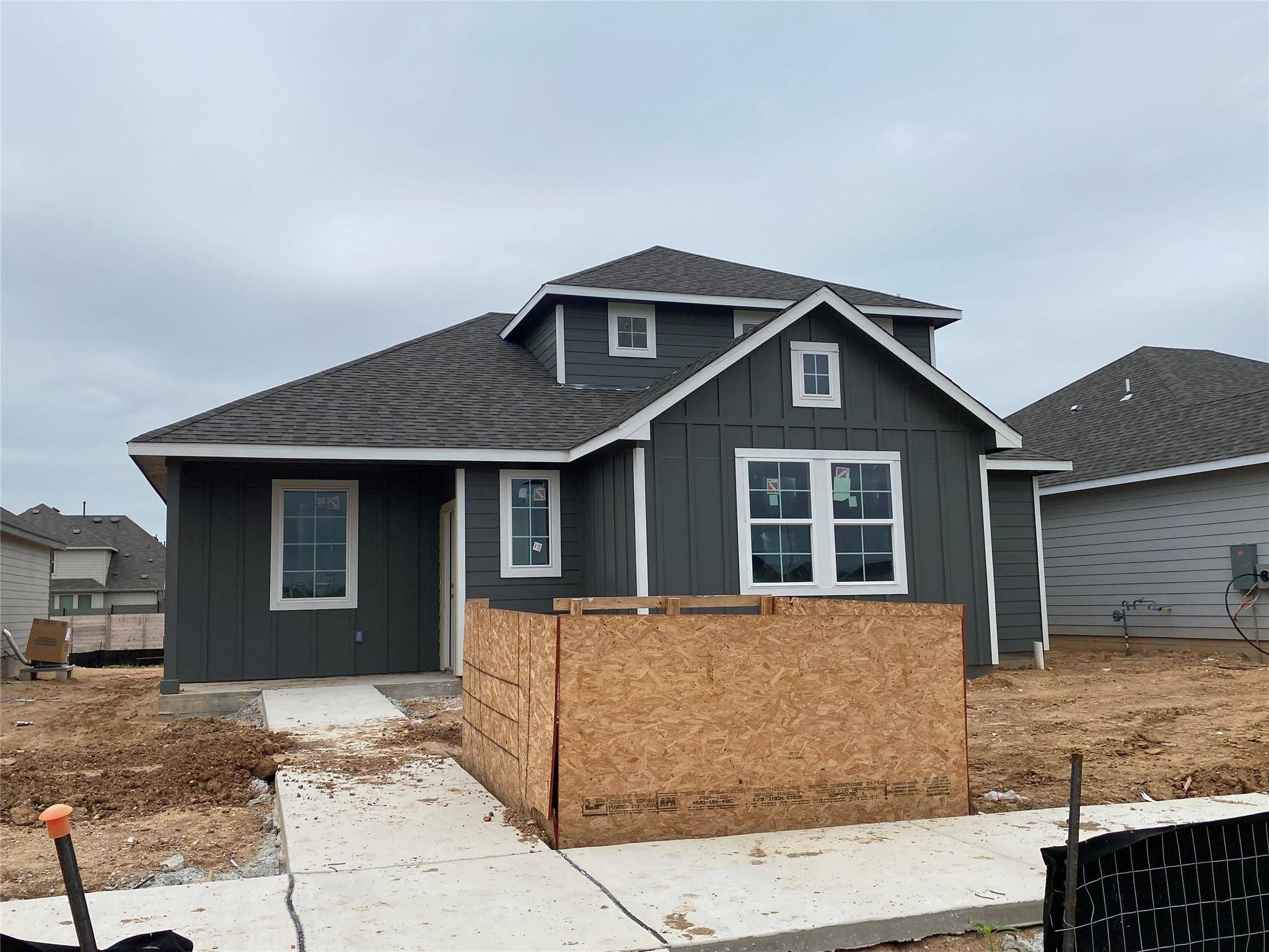 512 Clearlake DR, Hutto, TX 78634