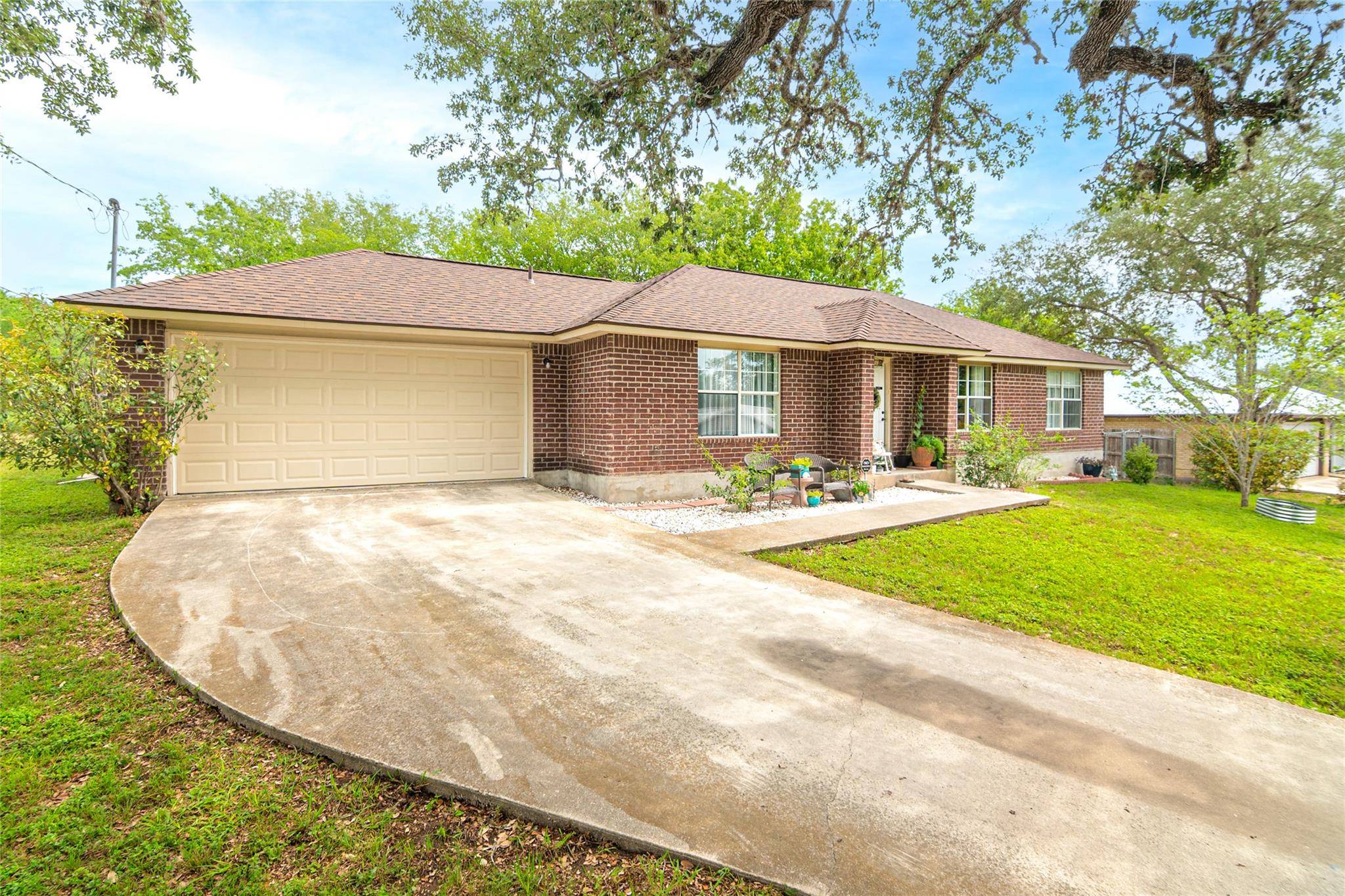 926 Zwicke ST, Seguin, TX 78155