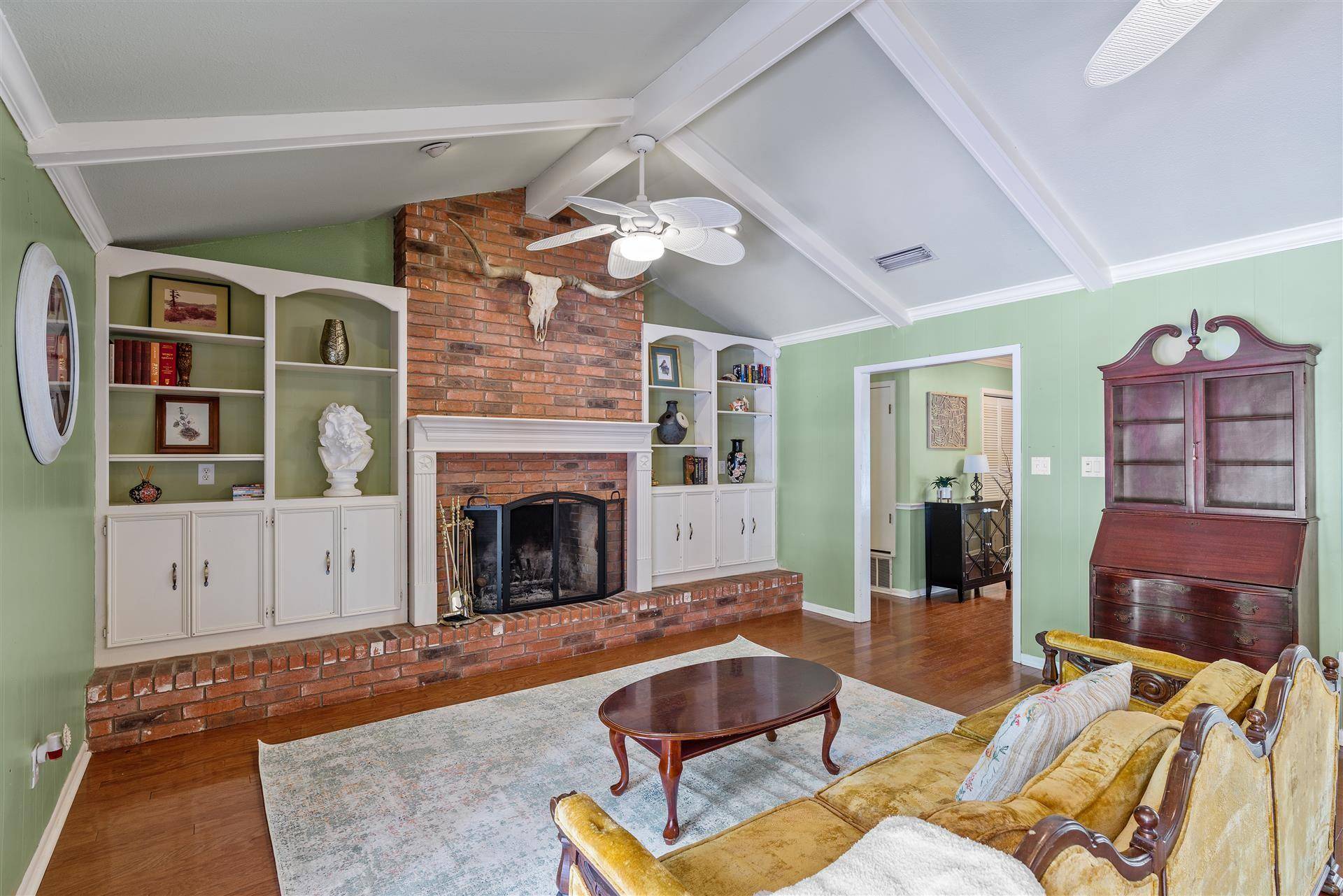 1514 W Lake DR, Taylor, TX 76574