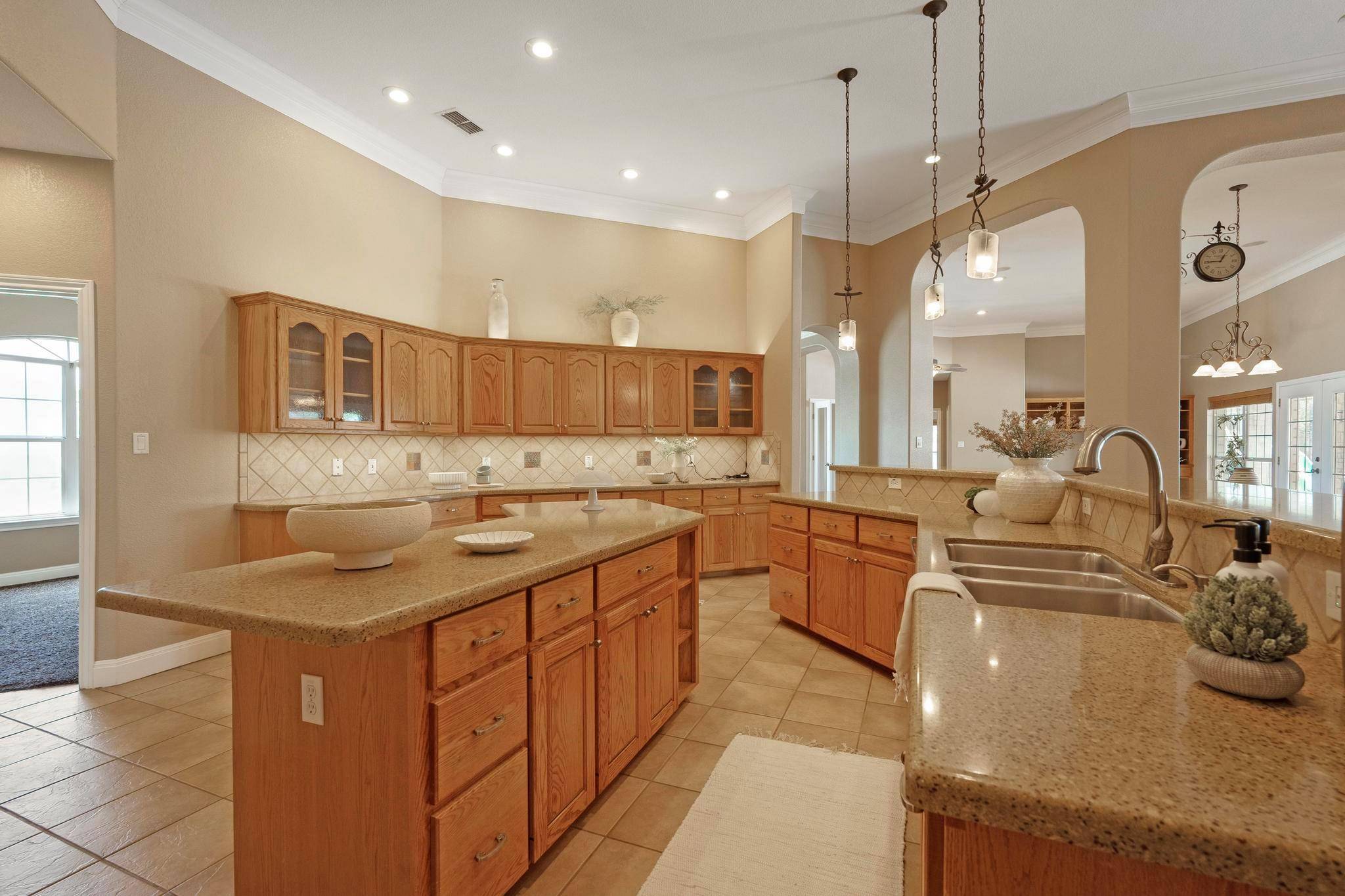 1806 Carey Ave, Taylor, TX 76574