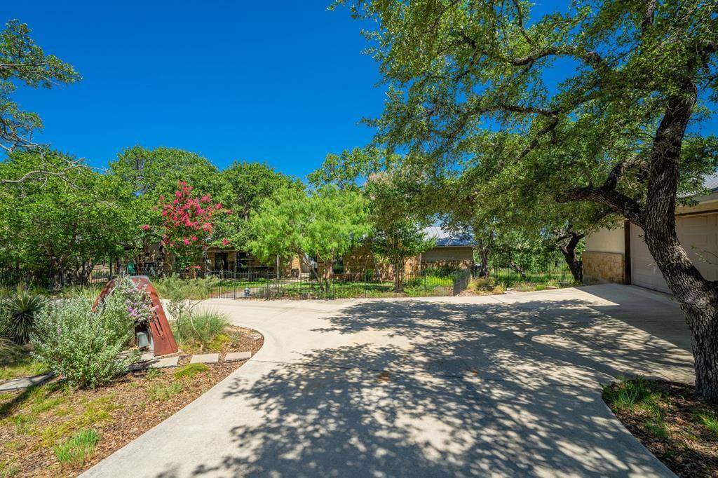 165 Highridge LN, Fredericksburg, TX 78624