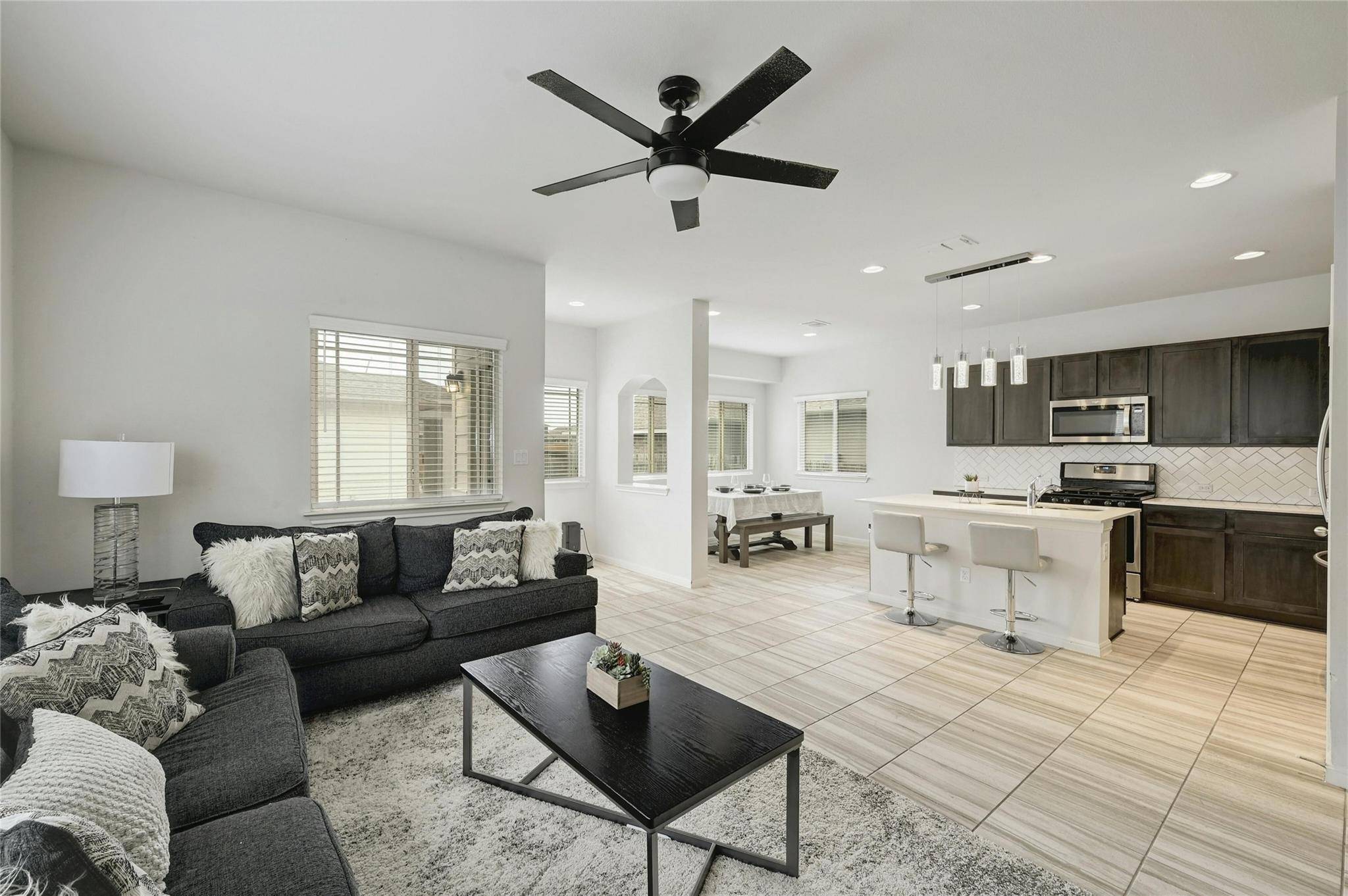 196 Pelican Bay CIR, Kyle, TX 78640