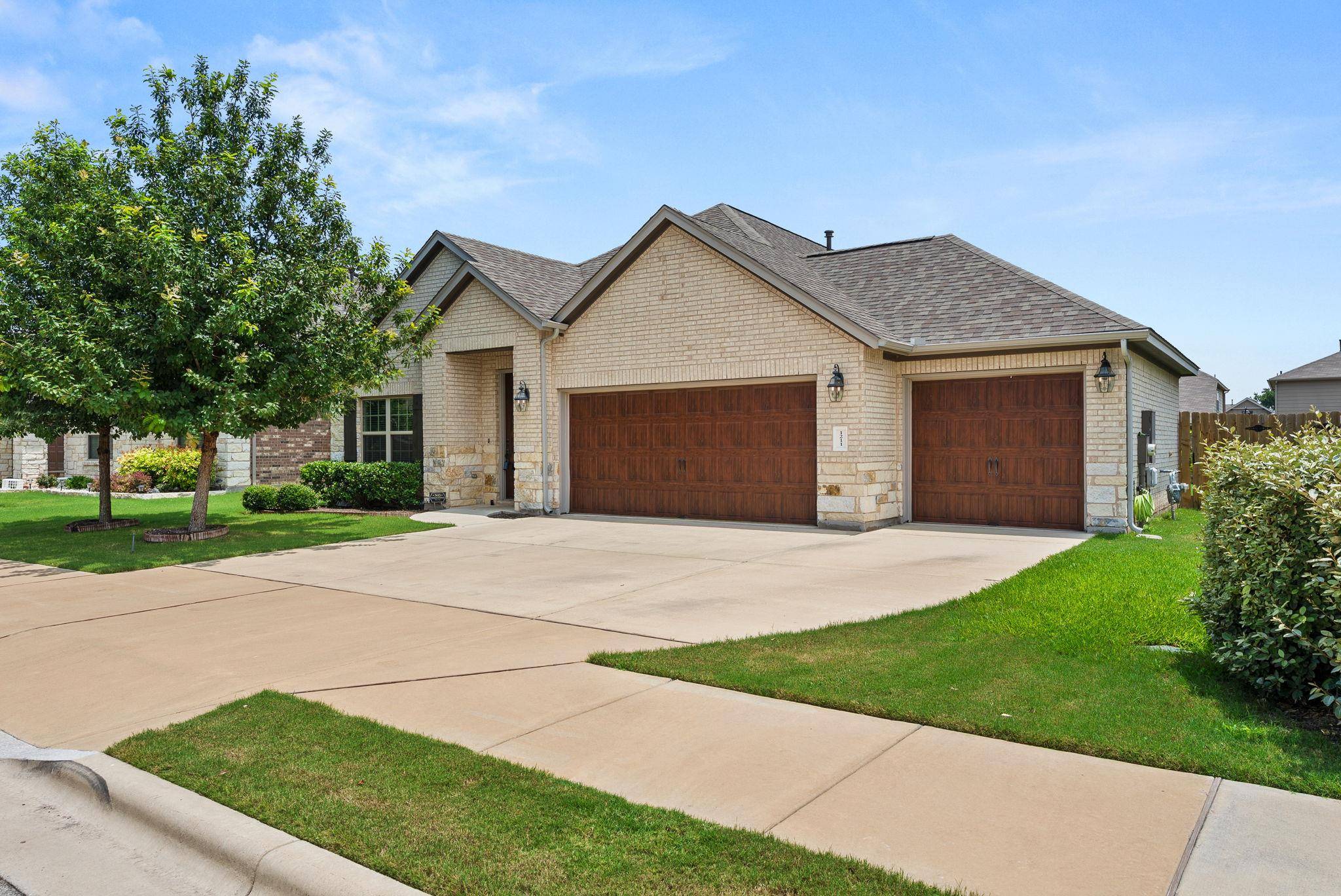 1211 Knowles DR, Hutto, TX 78634