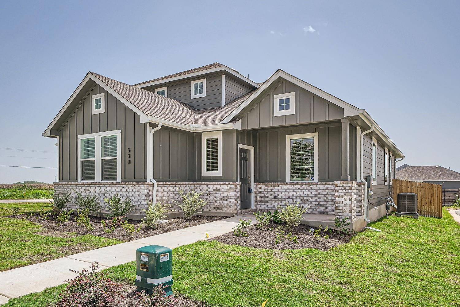 530 Clearlake DR, Hutto, TX 78634