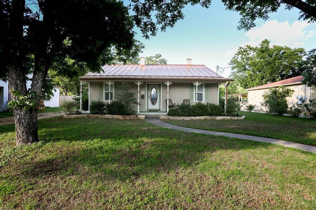326 W Morse ST, Fredericksburg, TX 78624