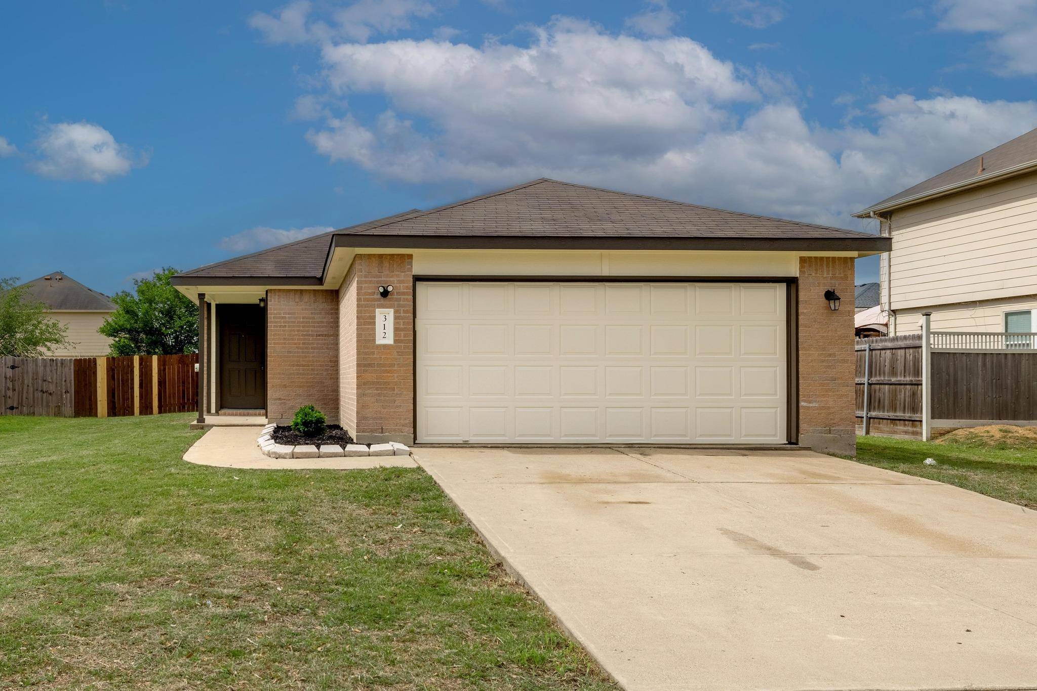 312 Luna Vista DR, Hutto, TX 78634