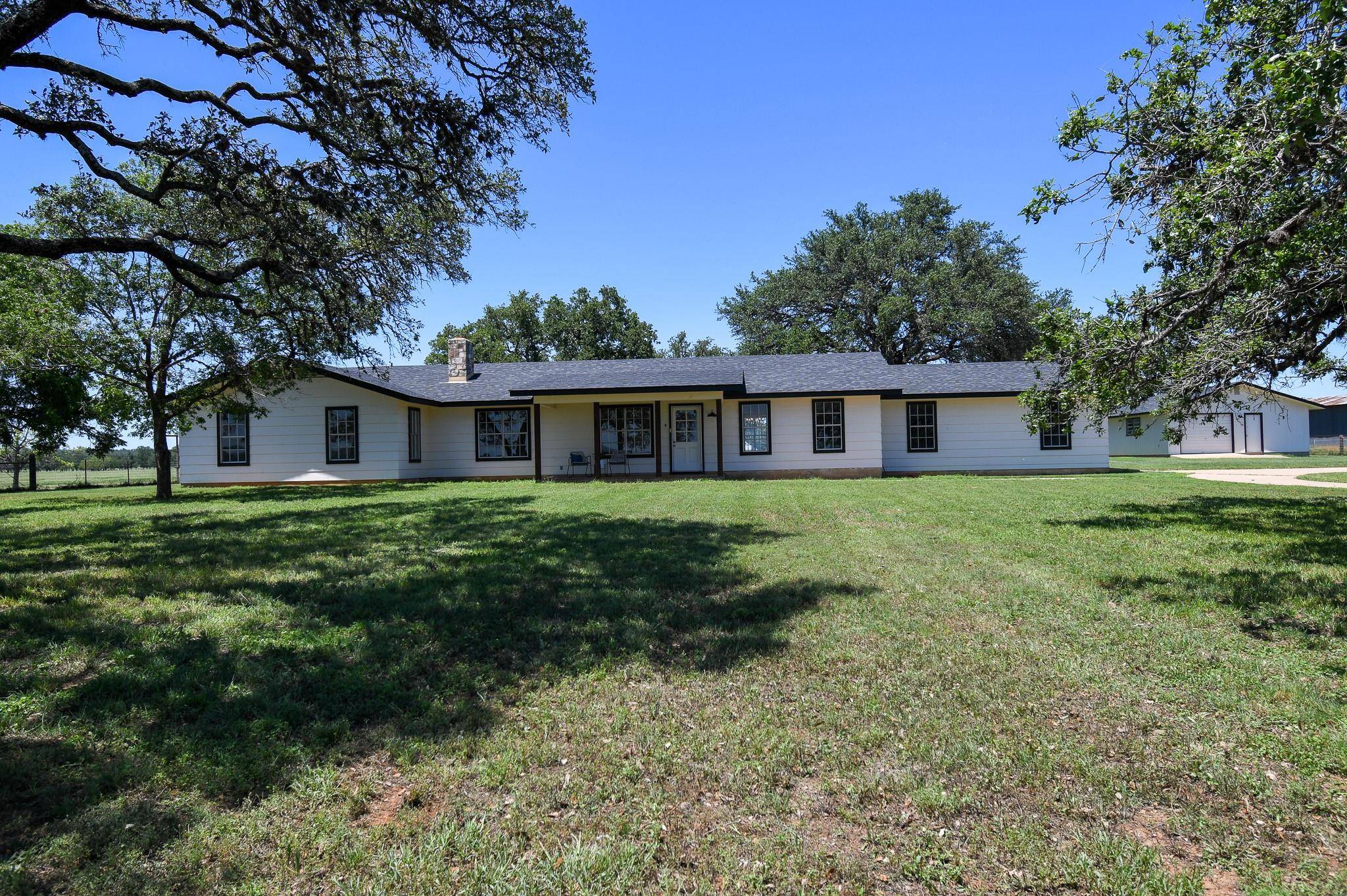 165 Spencer CT, Fredericksburg, TX 78624