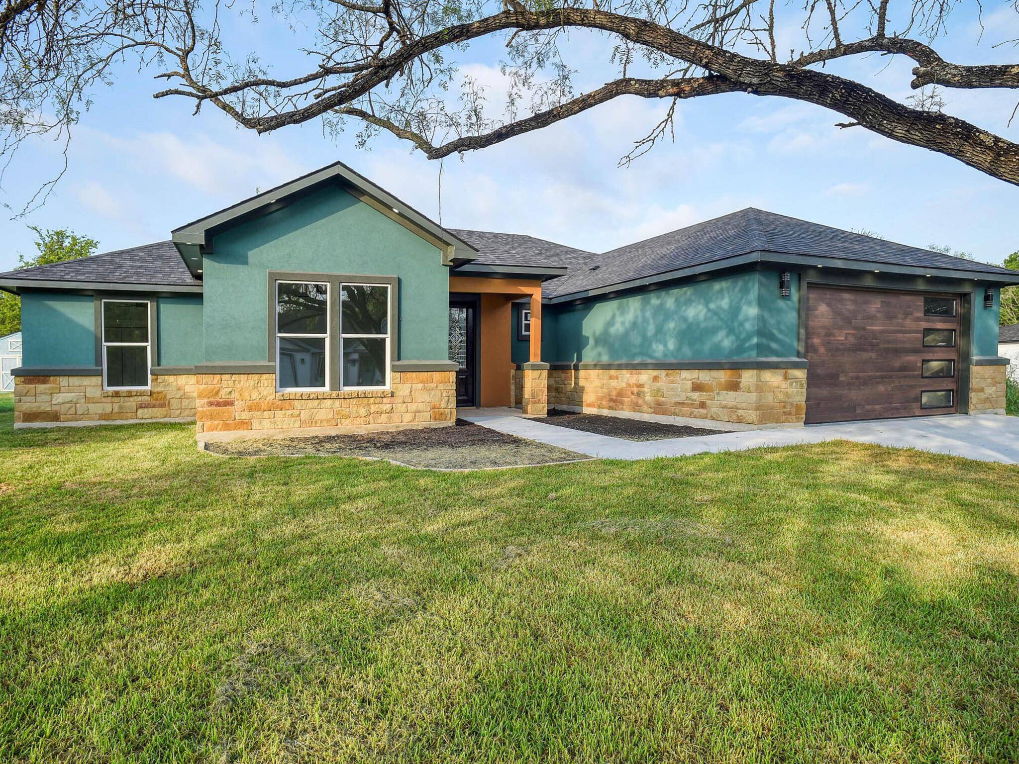 109 W Pauwela LN, Bastrop, TX 78602