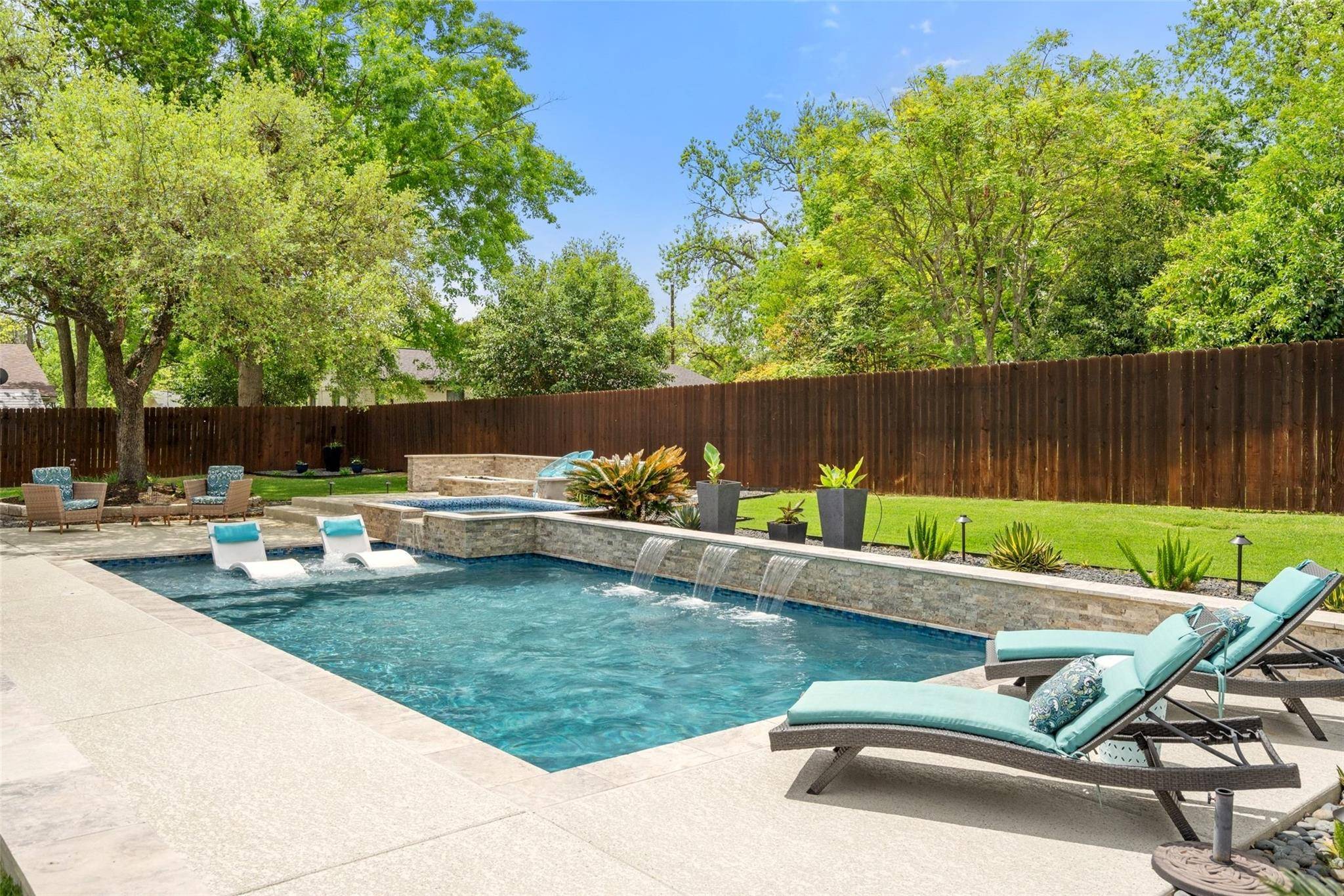 1614 S College ST, Georgetown, TX 78626