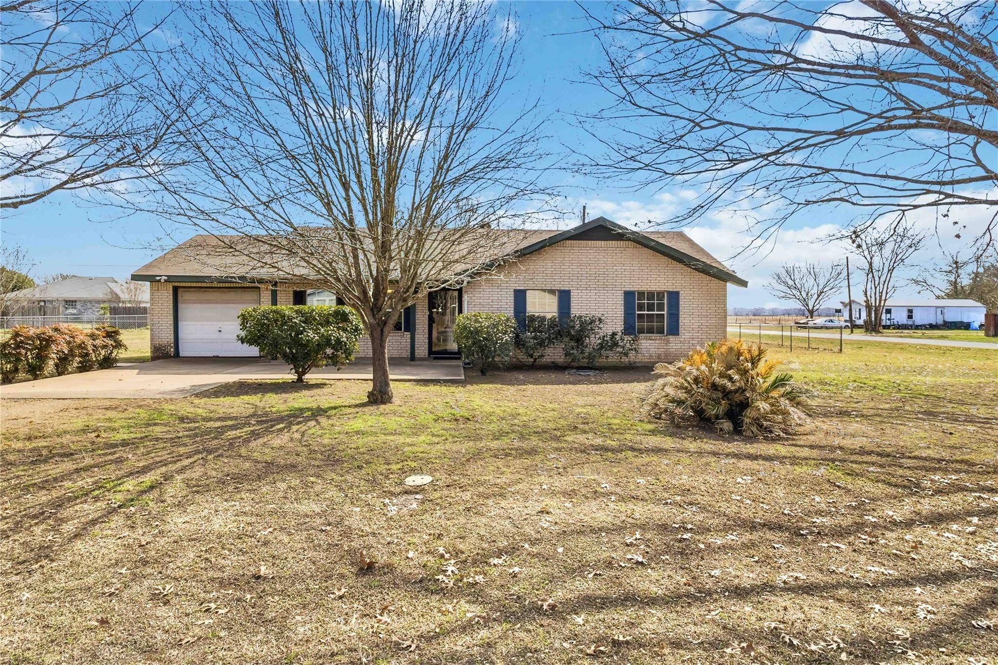405 Lynch ST, Smithville, TX 78957