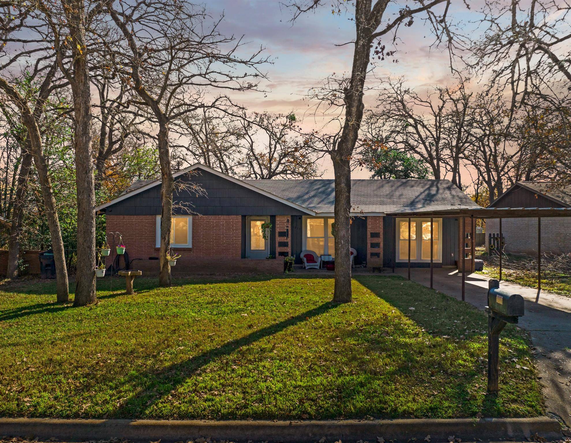 1913 Alcoa Ave, Rockdale, TX 76567