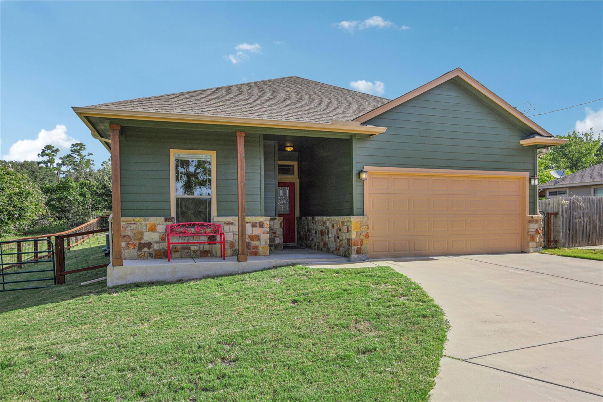 320 Kaanapali LN, Bastrop, TX 78602