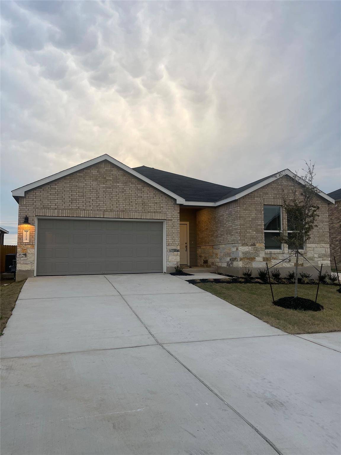 221 Alamito Ave, Kyle, TX 78640