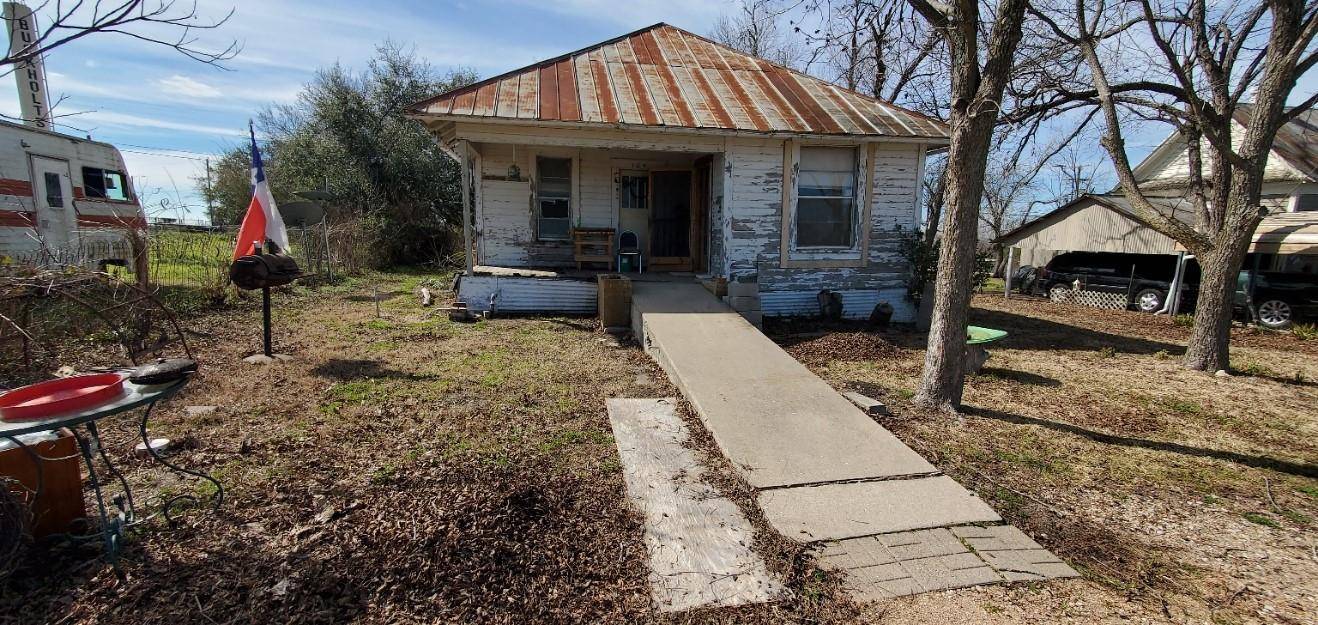 105 W Avenue G, Buckholts, TX 76518