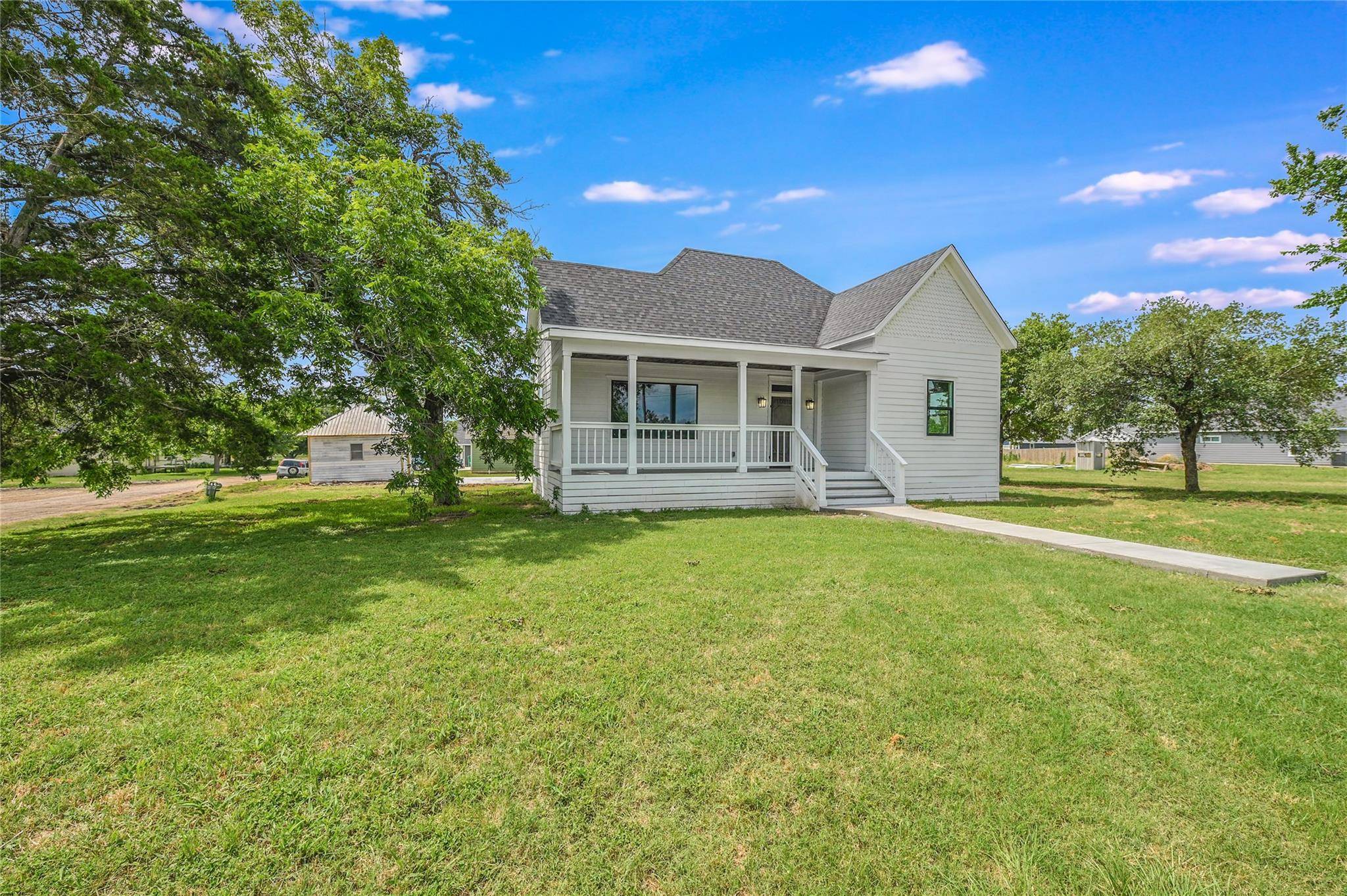 1104 E Salty ST, Thorndale, TX 76577
