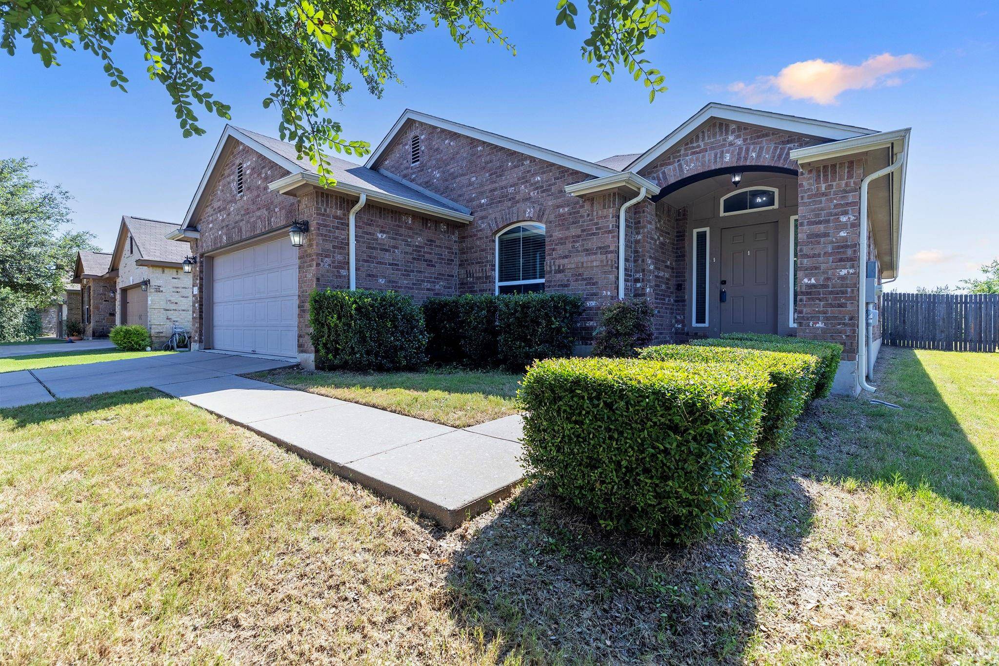 220 Hendelson LN, Hutto, TX 78634