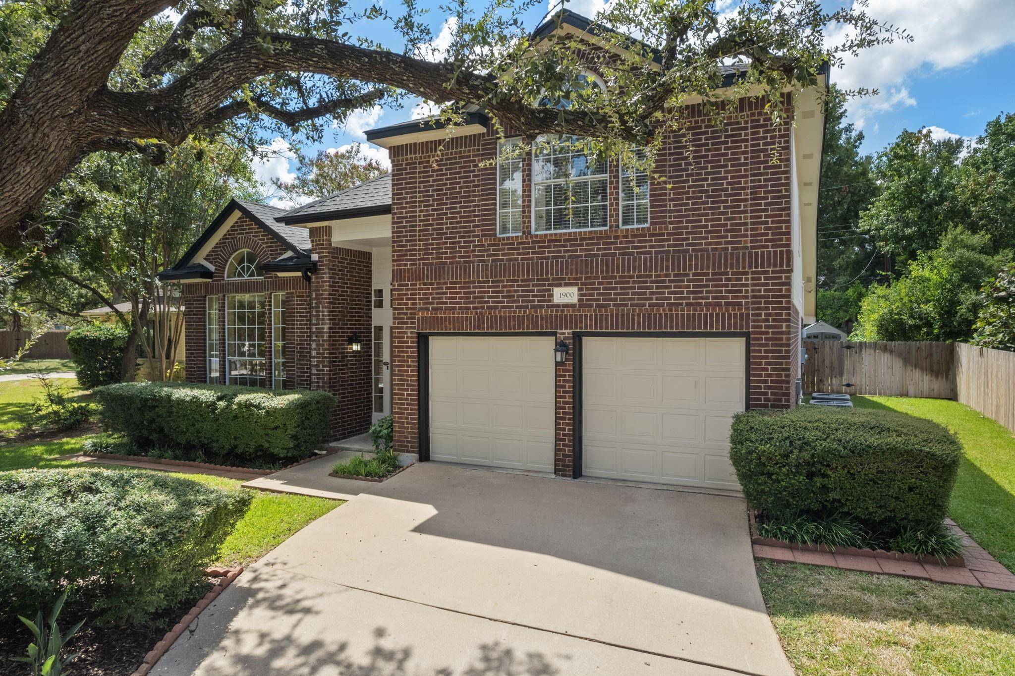 1900 Oakview DR, Round Rock, TX 78681