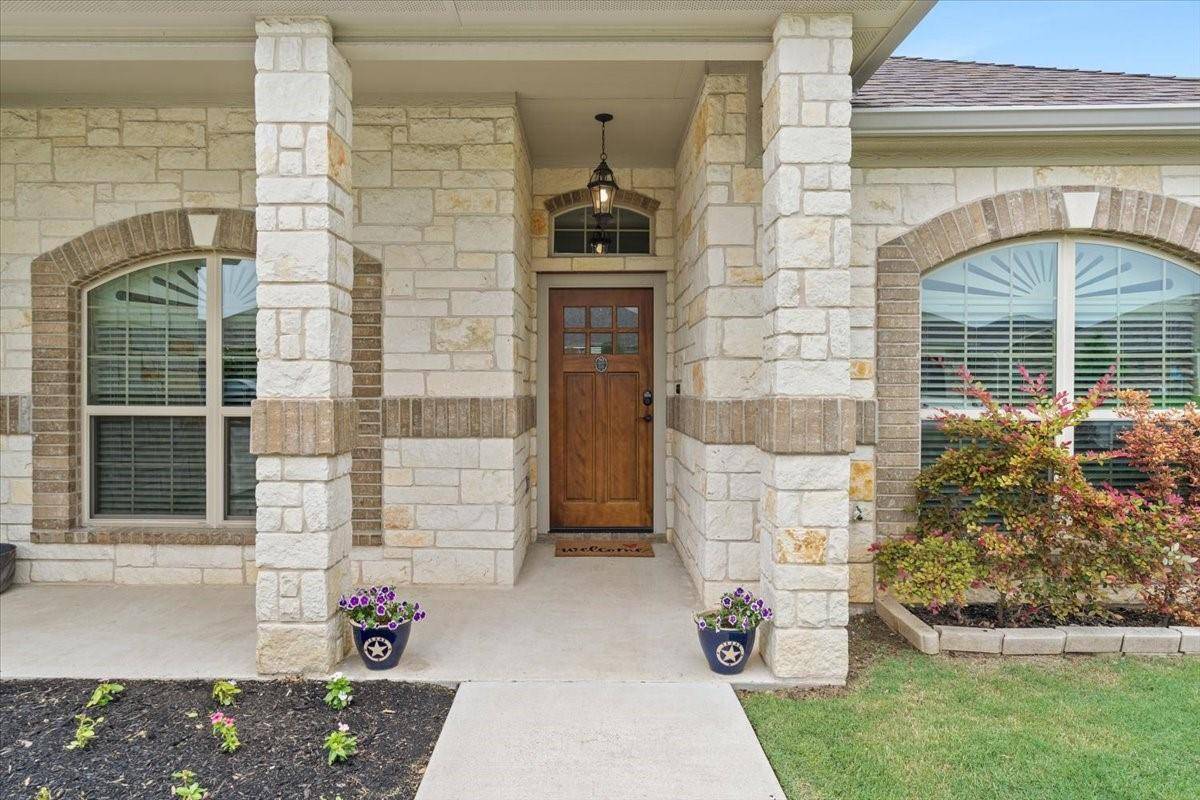 208 Terry Meadow LN, Jarrell, TX 76537