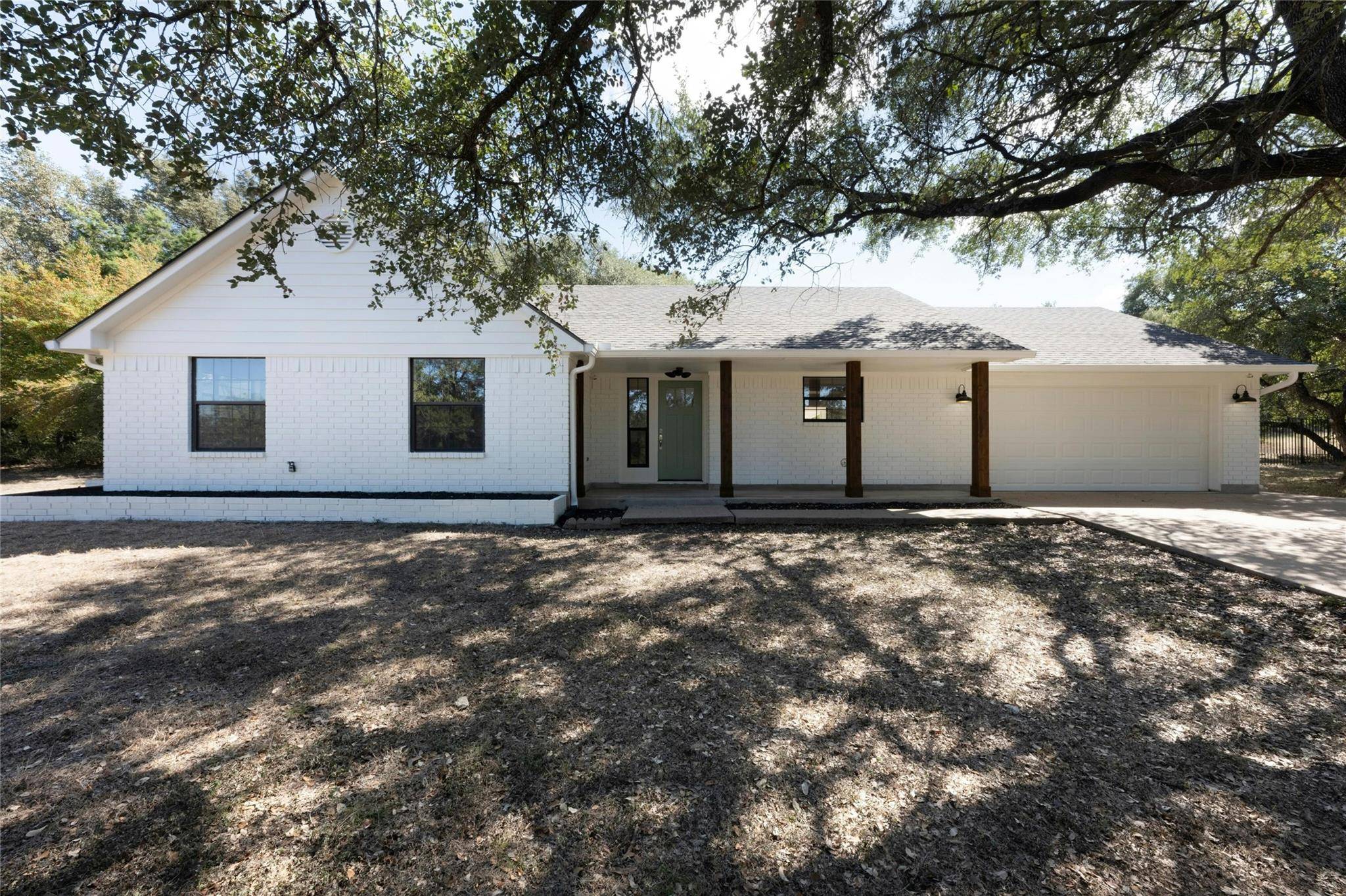 301 Dunkeld DR, Spicewood, TX 78669