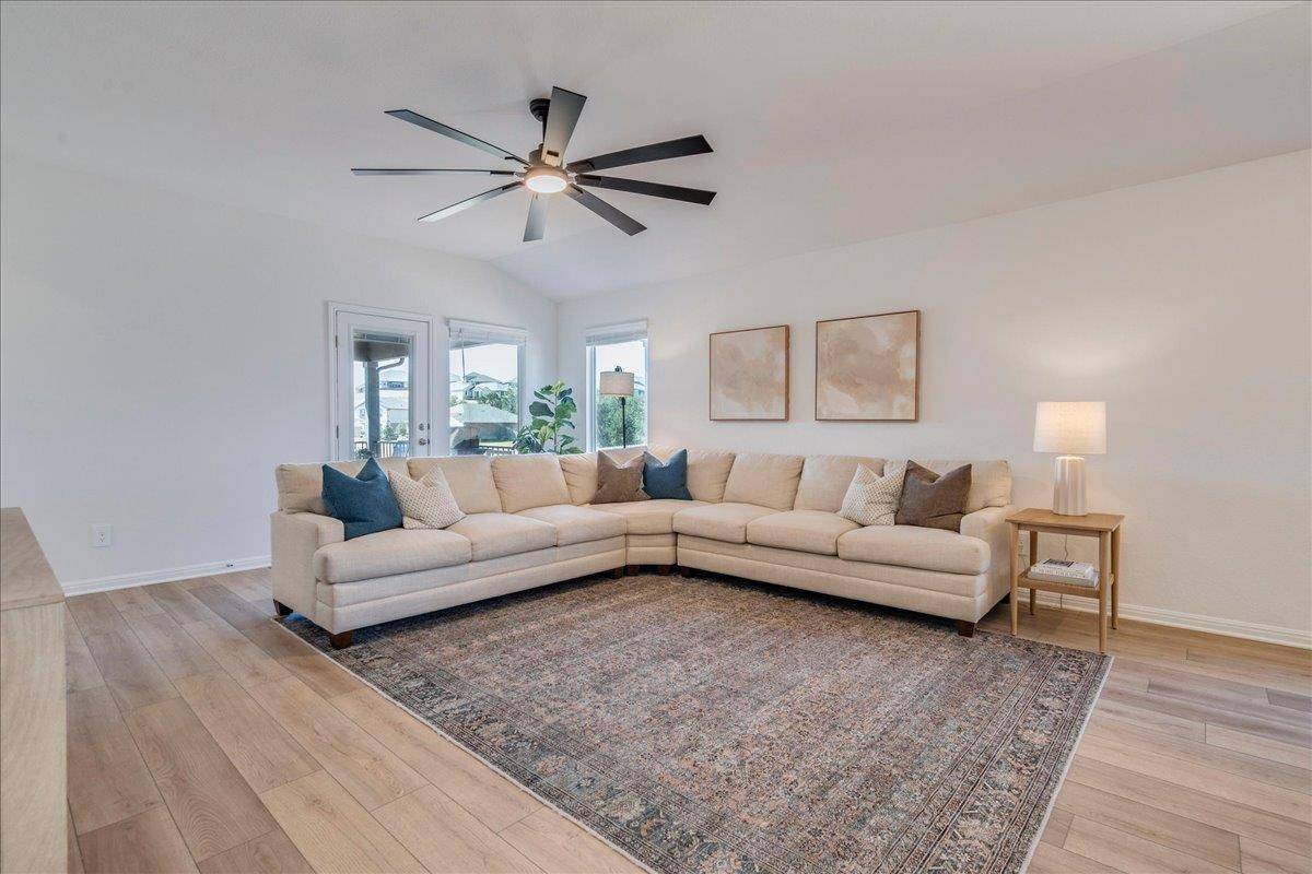 457 El Capitan LOOP, Dripping Springs, TX 78620