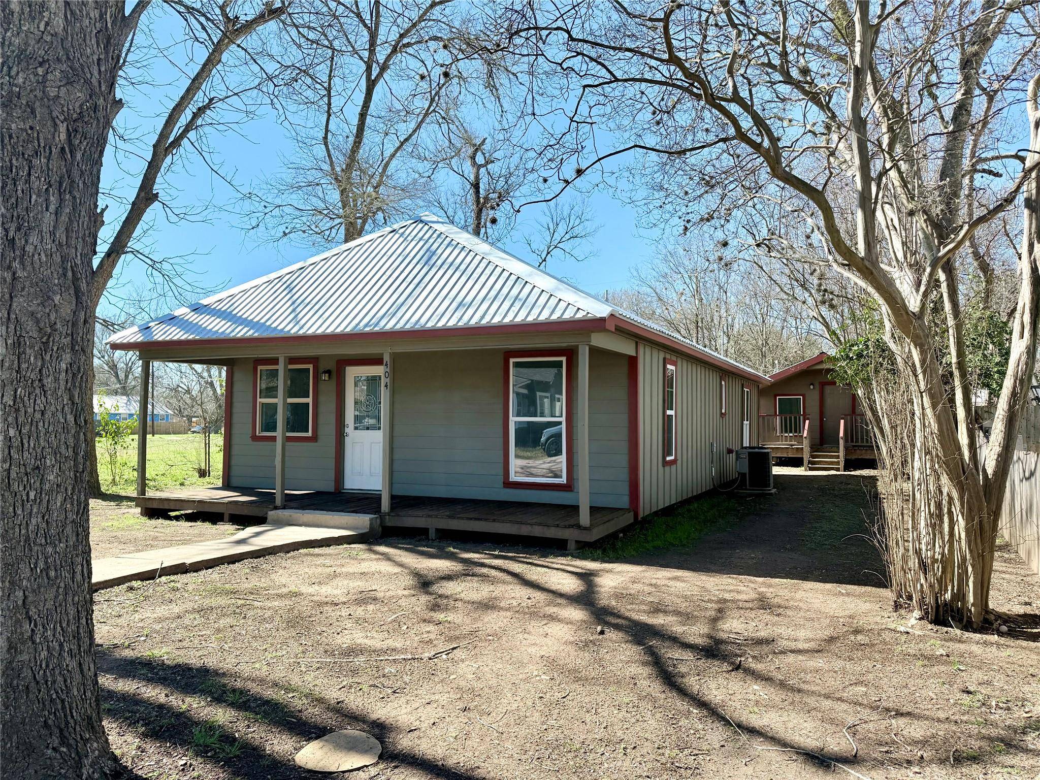 404 Lee ST, Smithville, TX 78957