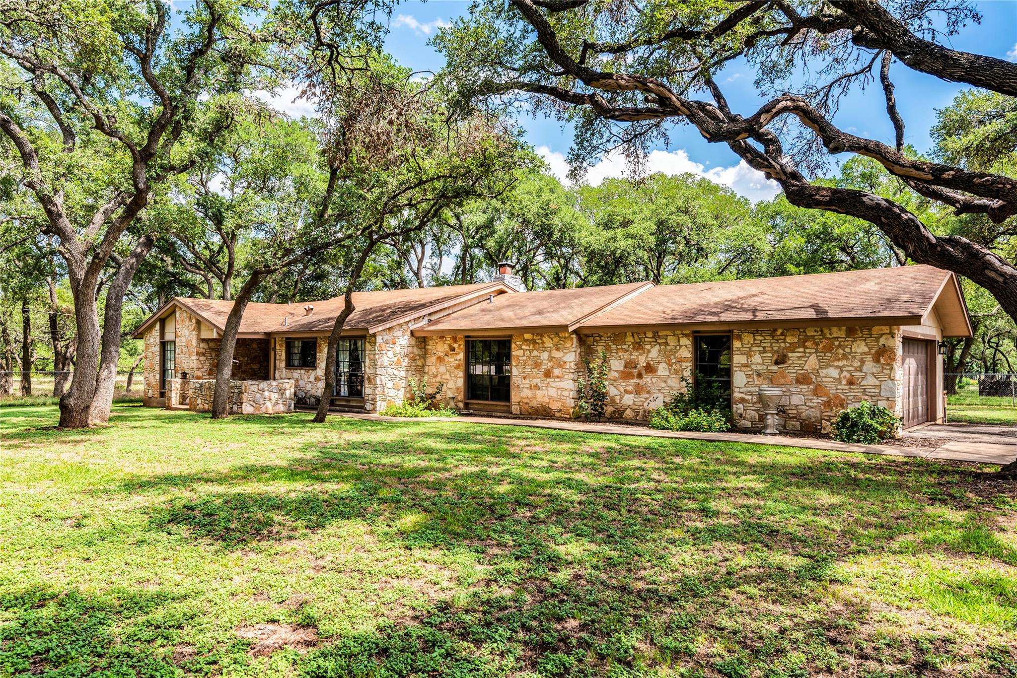 612 Oakwood DR, Buda, TX 78610