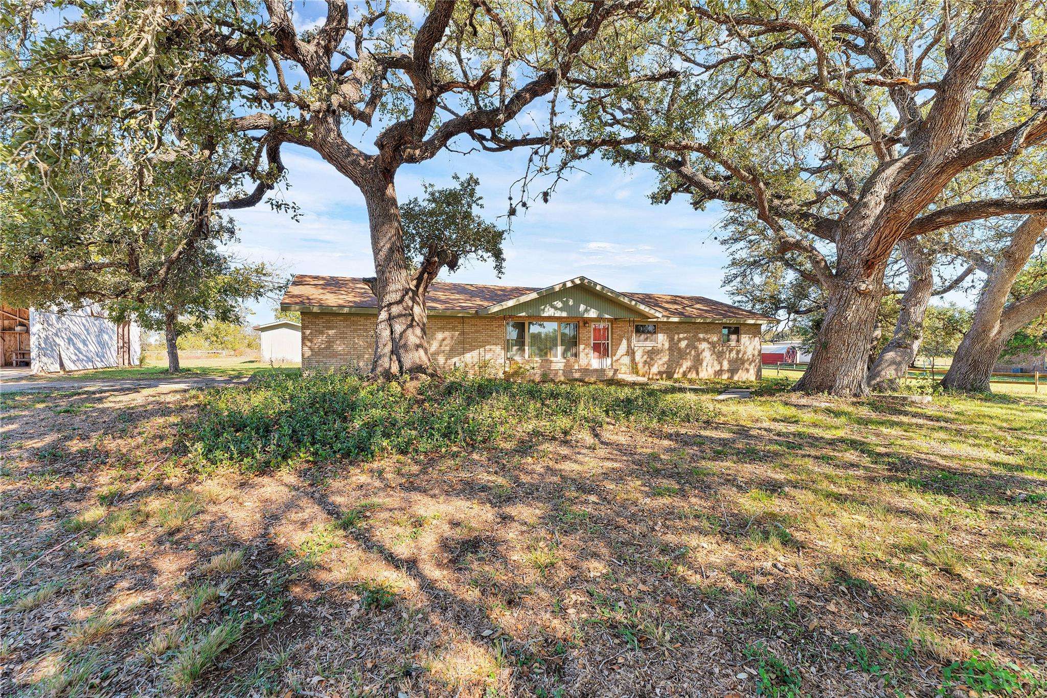 454 Buerger LN, Seguin, TX 78155
