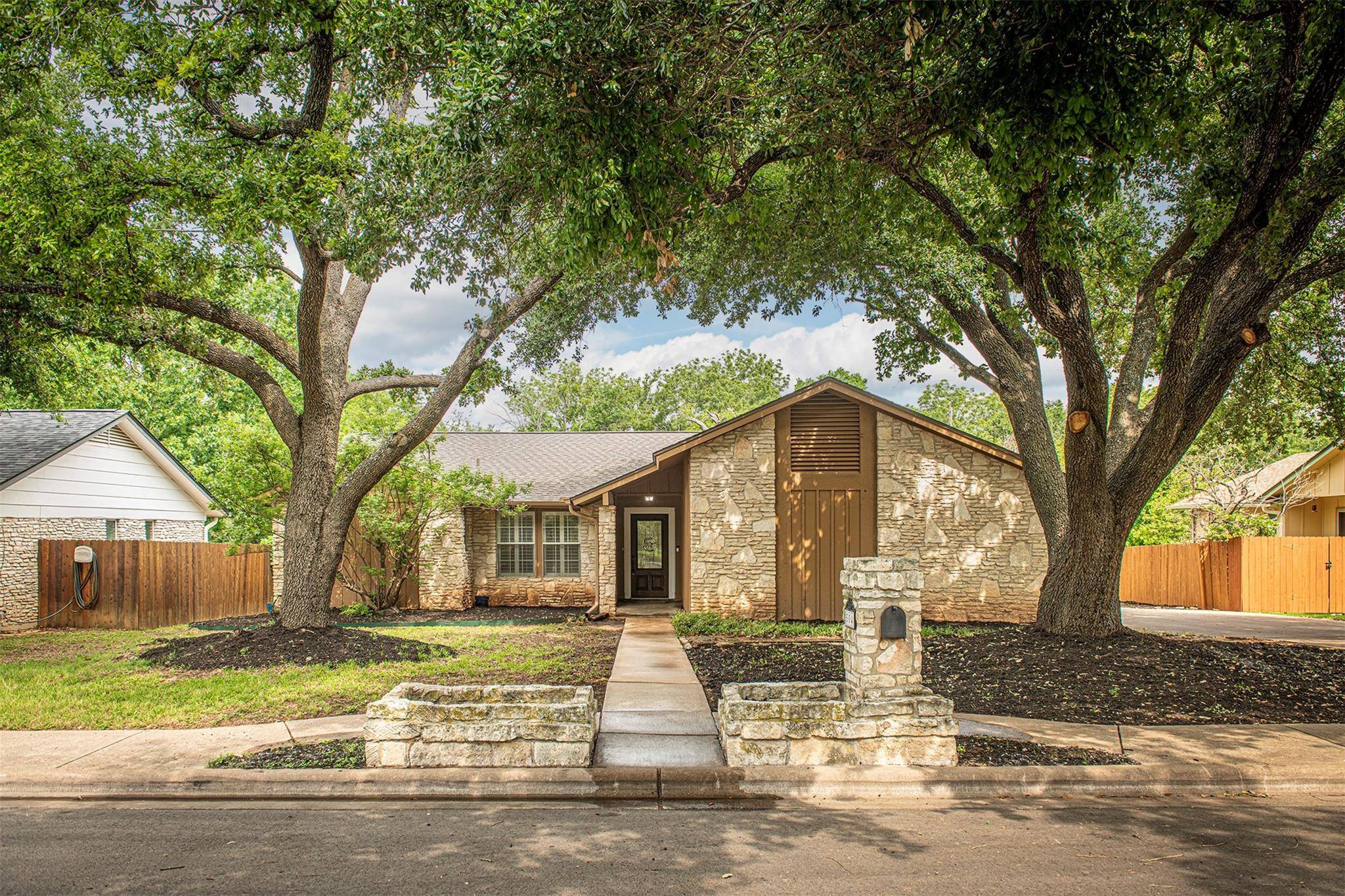 504 Parkview DR, Round Rock, TX 78681
