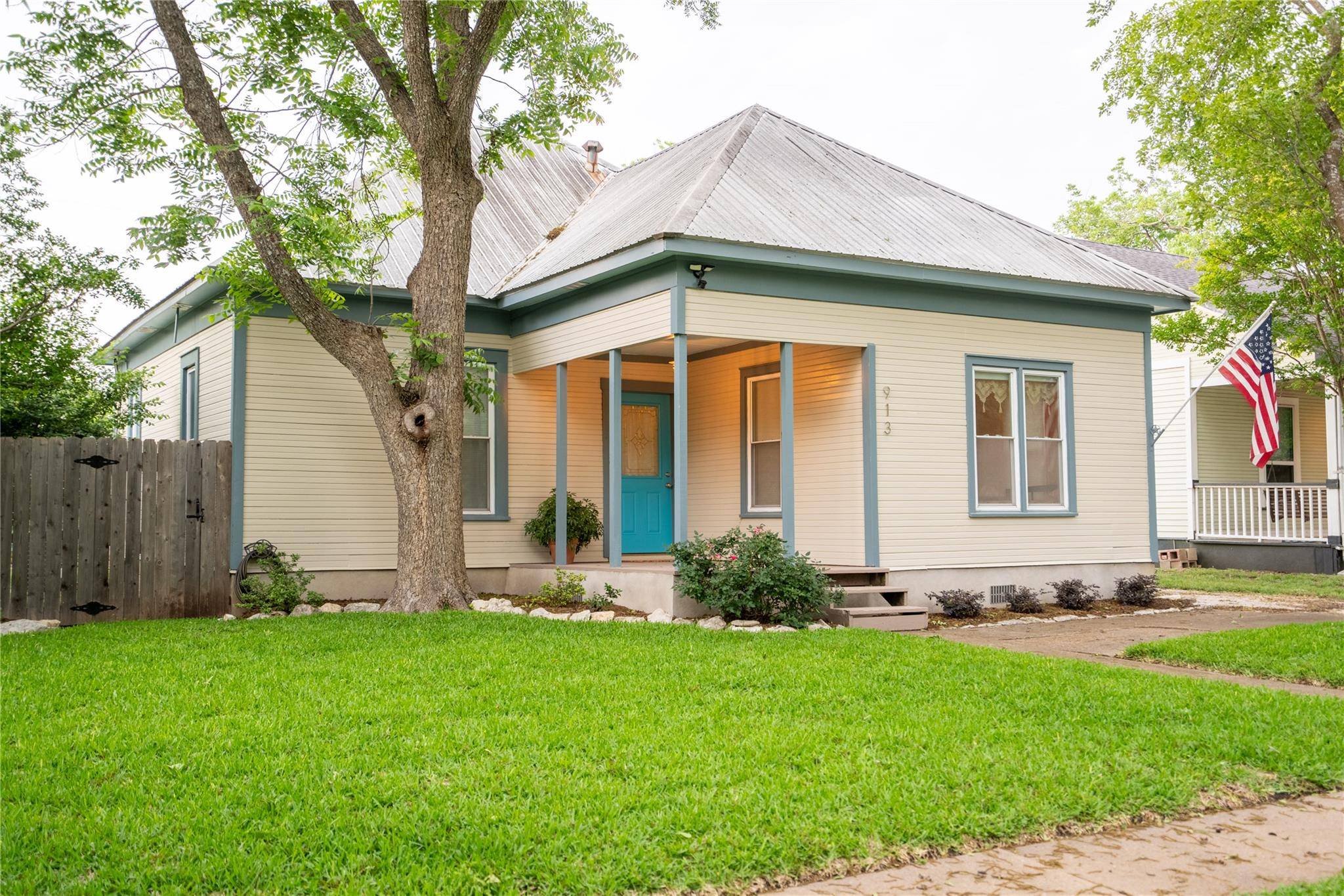 913 Fowzer ST, Taylor, TX 76574