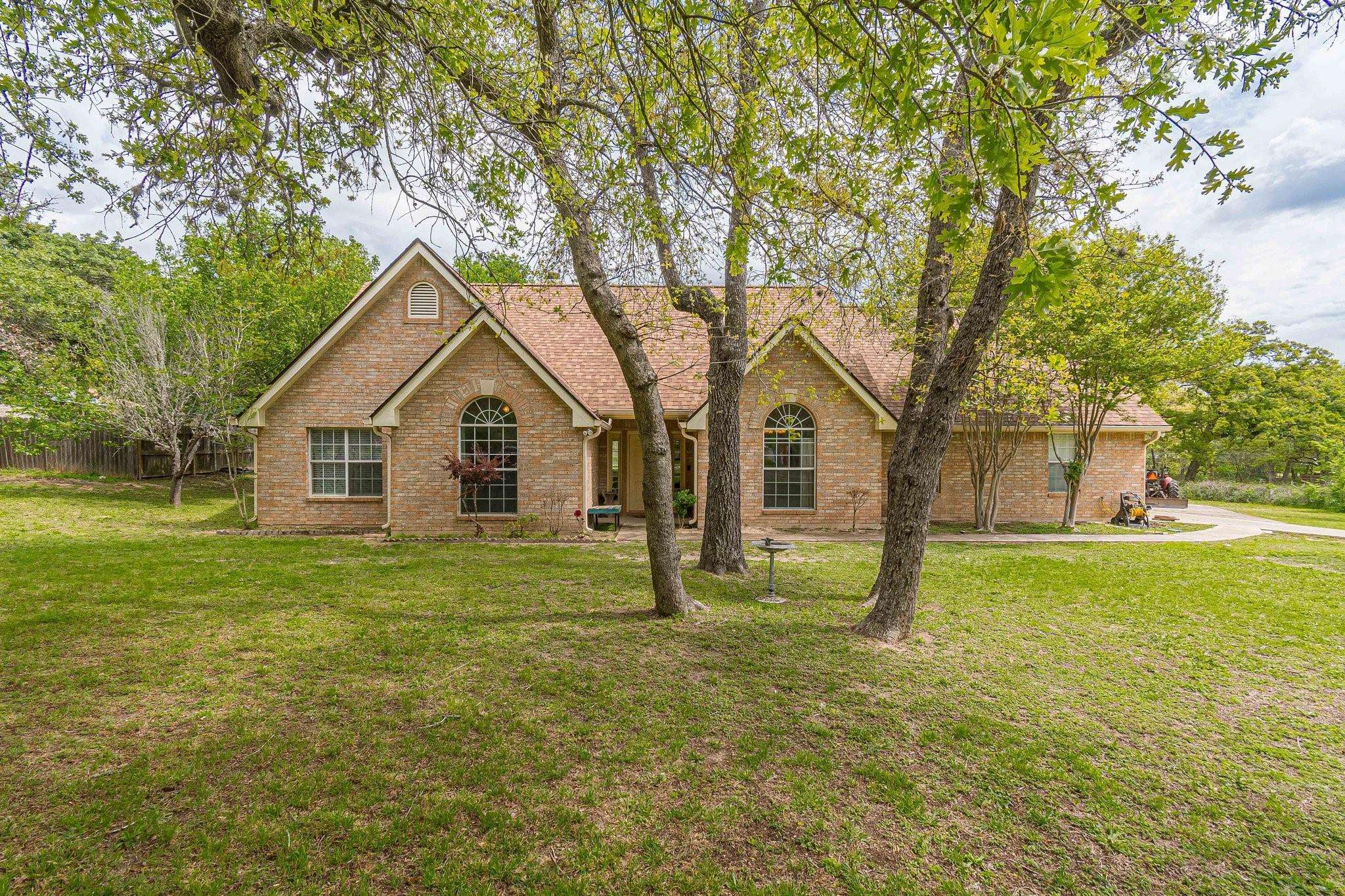 309 Forest Country DR, La Vernia, TX 78121