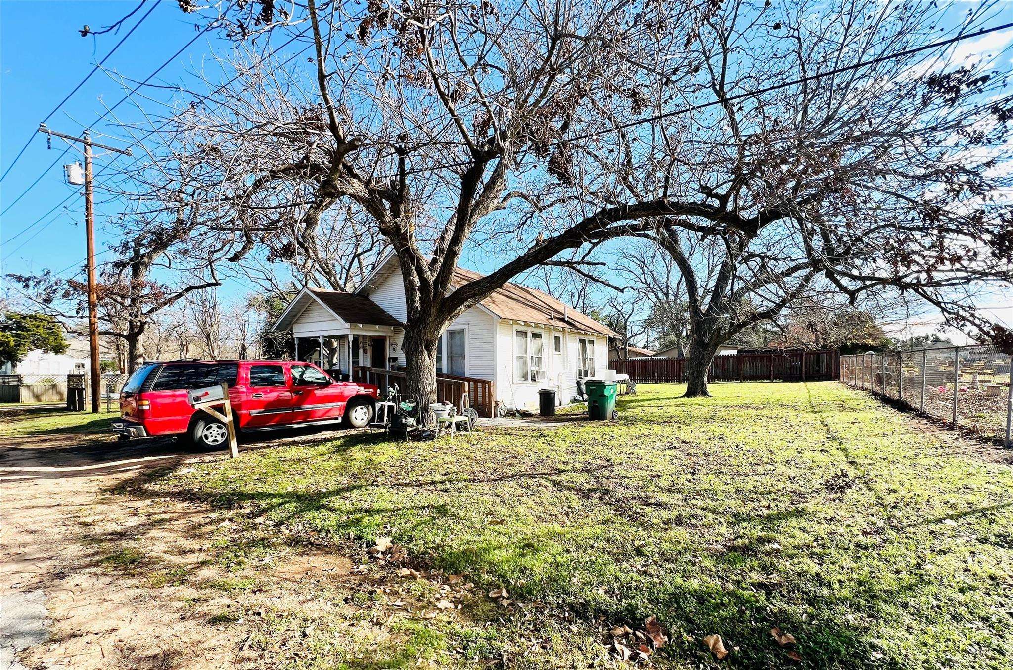 205 S Karnes Ave, Cameron, TX 76520