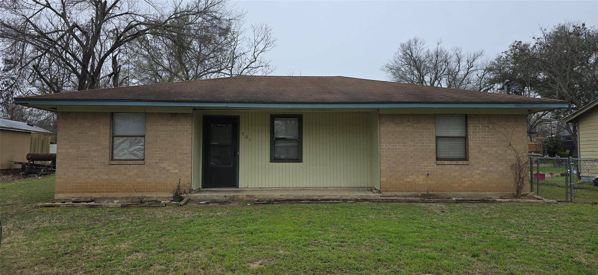 701 Burleson ST, Rockdale, TX 76567
