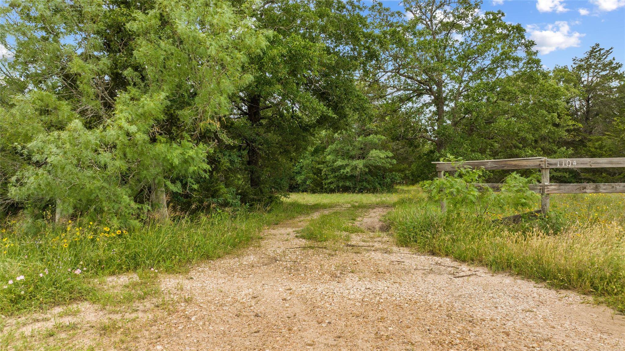 1104 Private Road 2103, Giddings, TX 78942