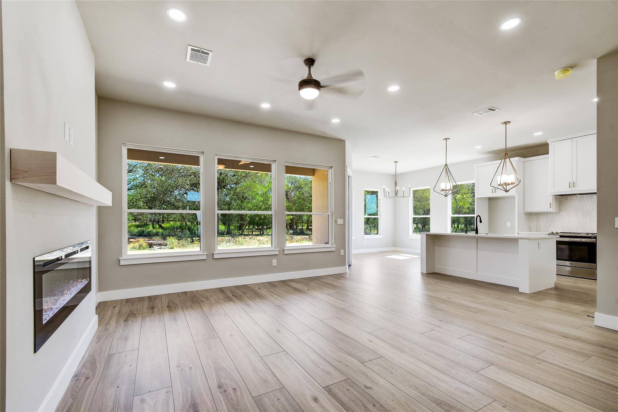 645 Grace LN, Fredericksburg, TX 78624