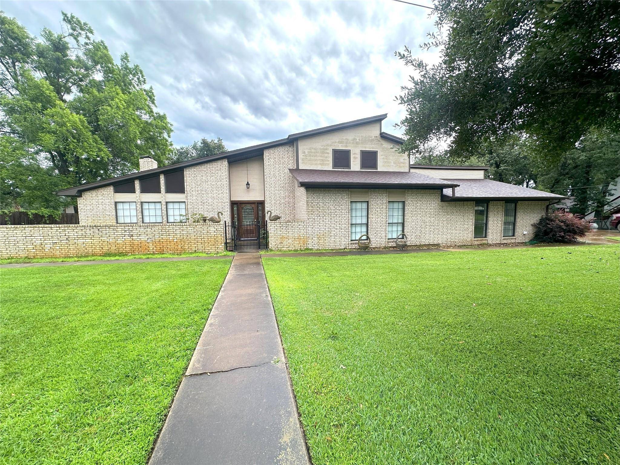 129 Champions DR, Rockdale, TX 76567