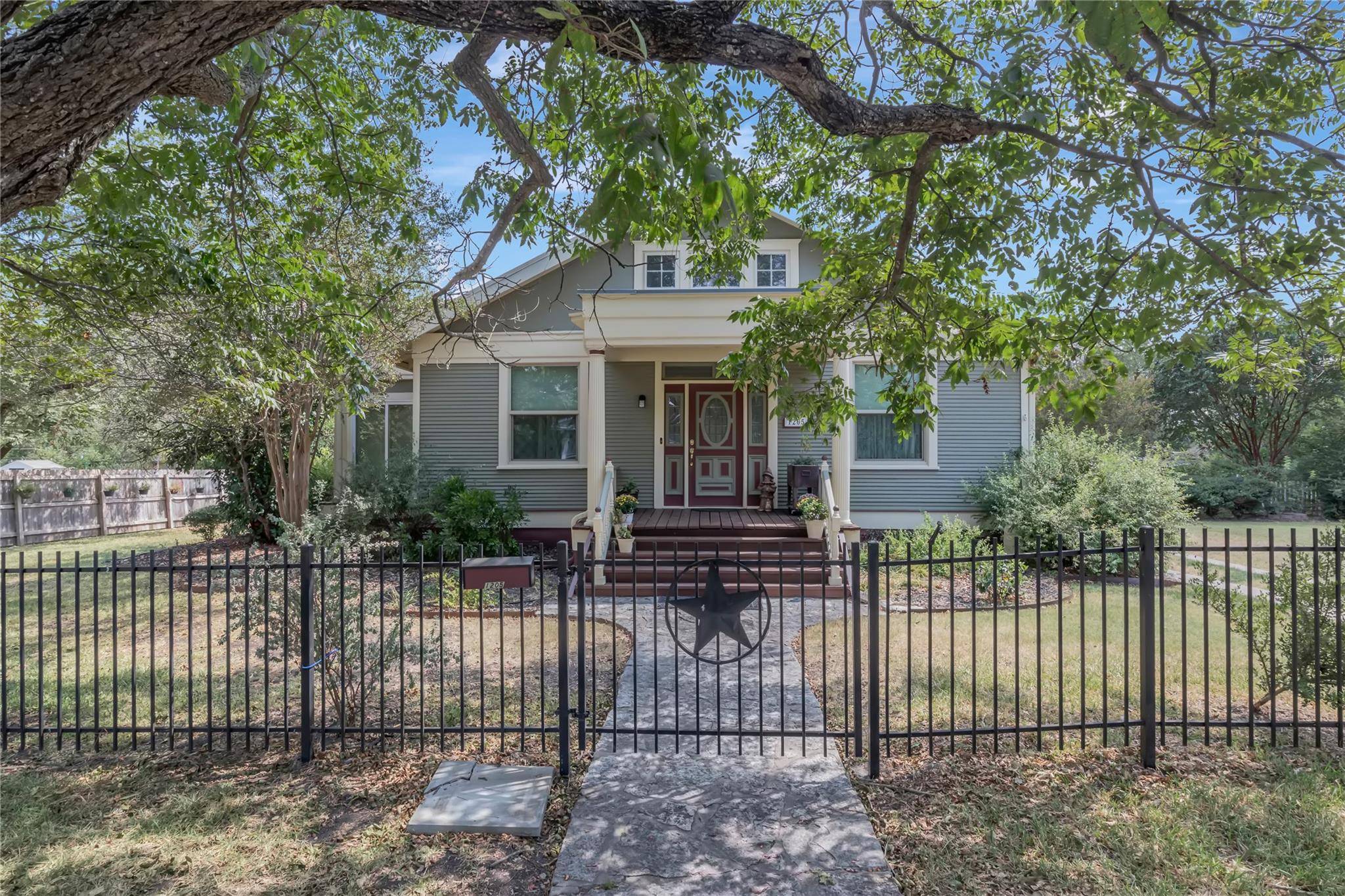 1205 W 7th ST, Taylor, TX 76574