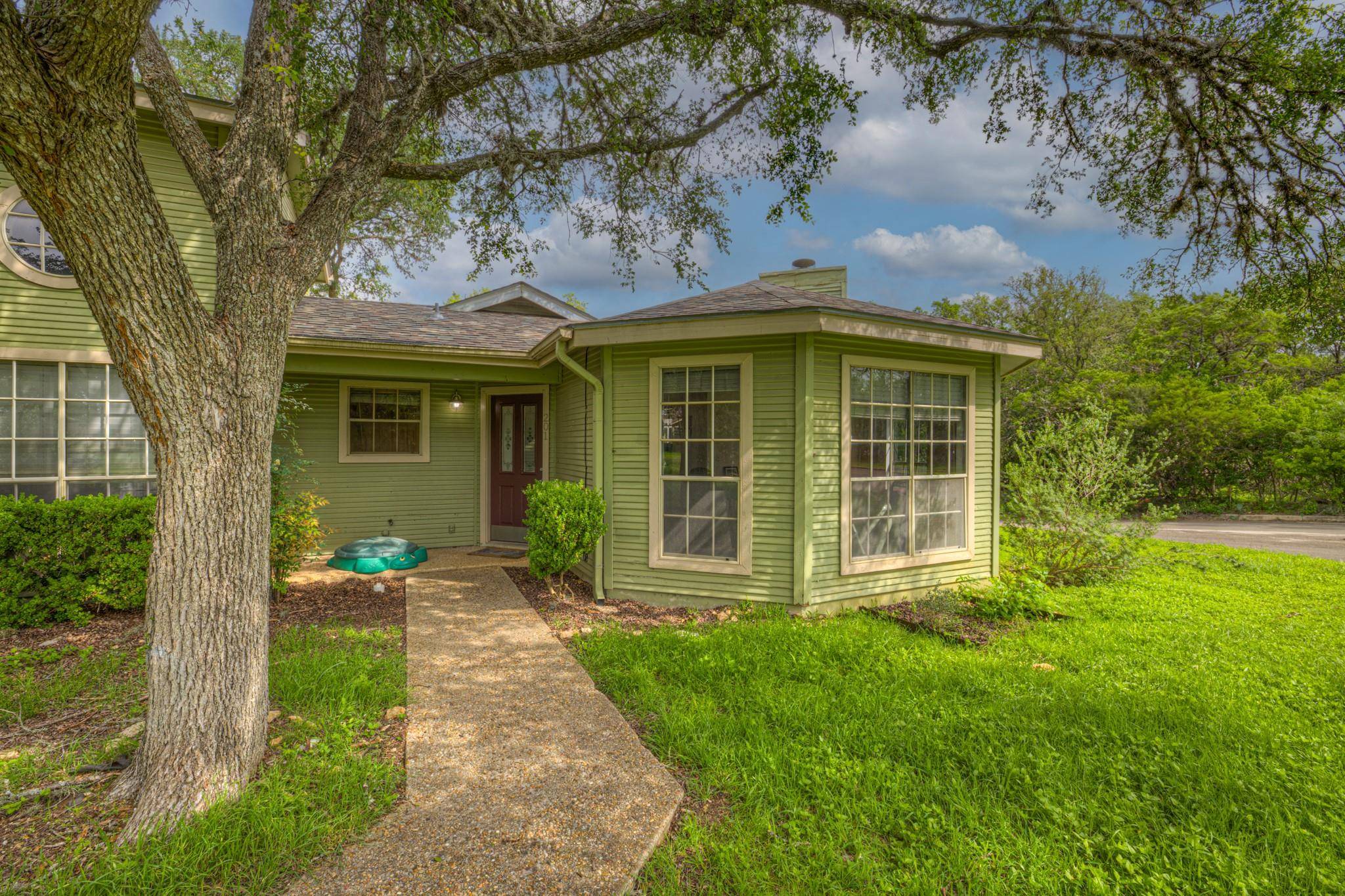 201 Ridgewood DR, San Marcos, TX 78666