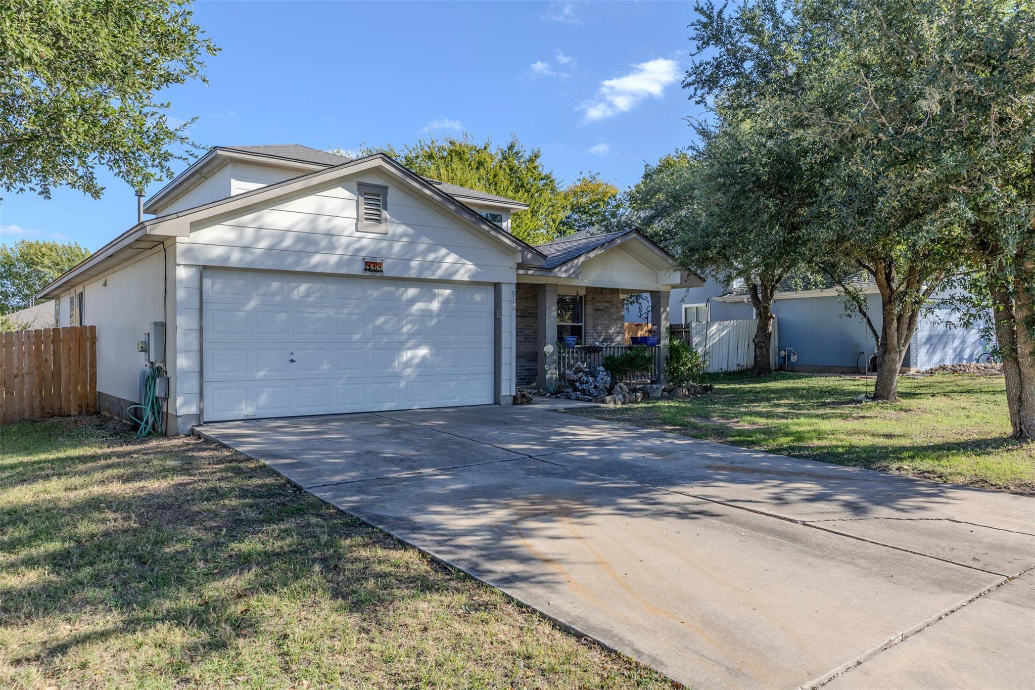 918 Estate DR, Hutto, TX 78634