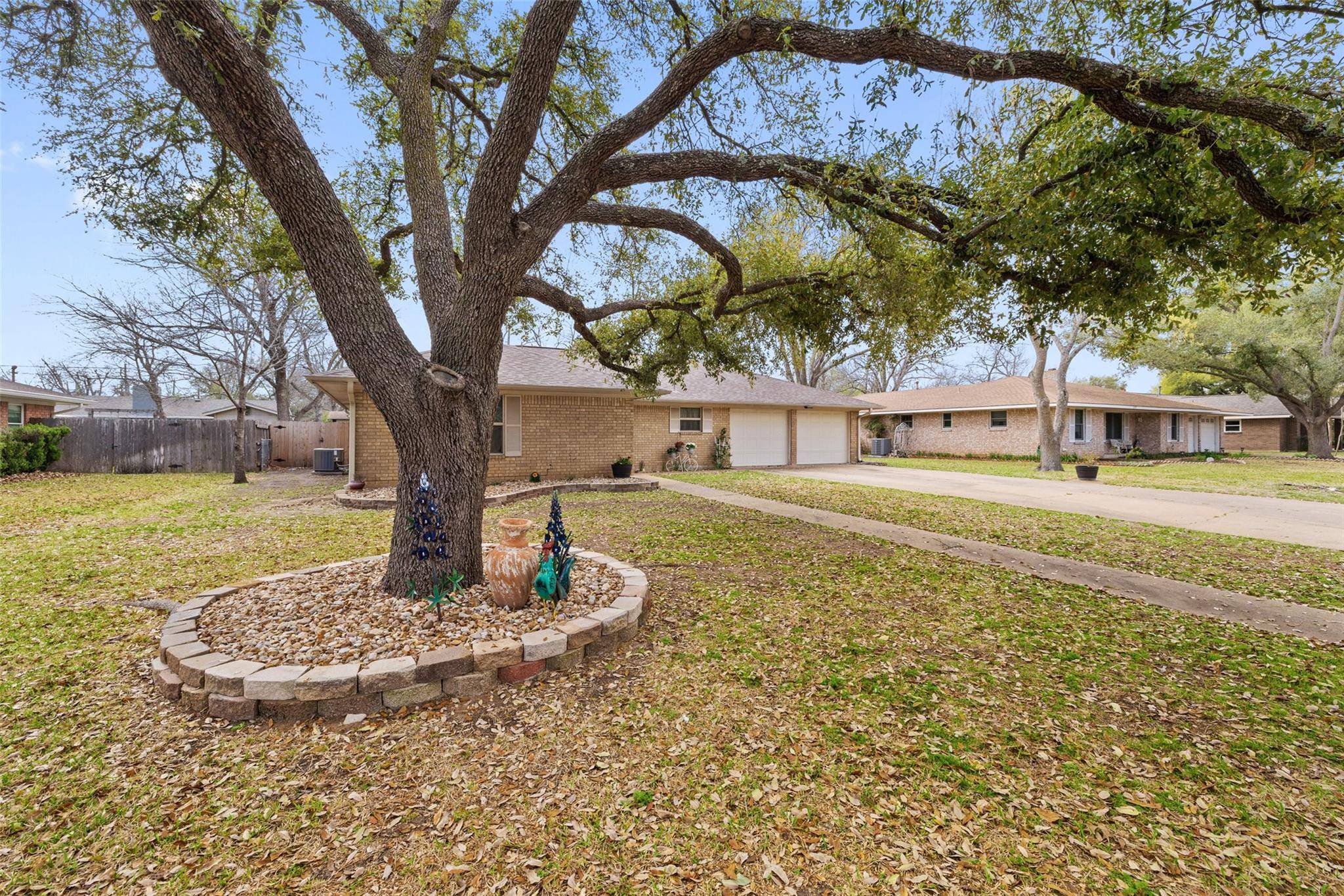 2205 GLADNELL ST, Taylor, TX 76574
