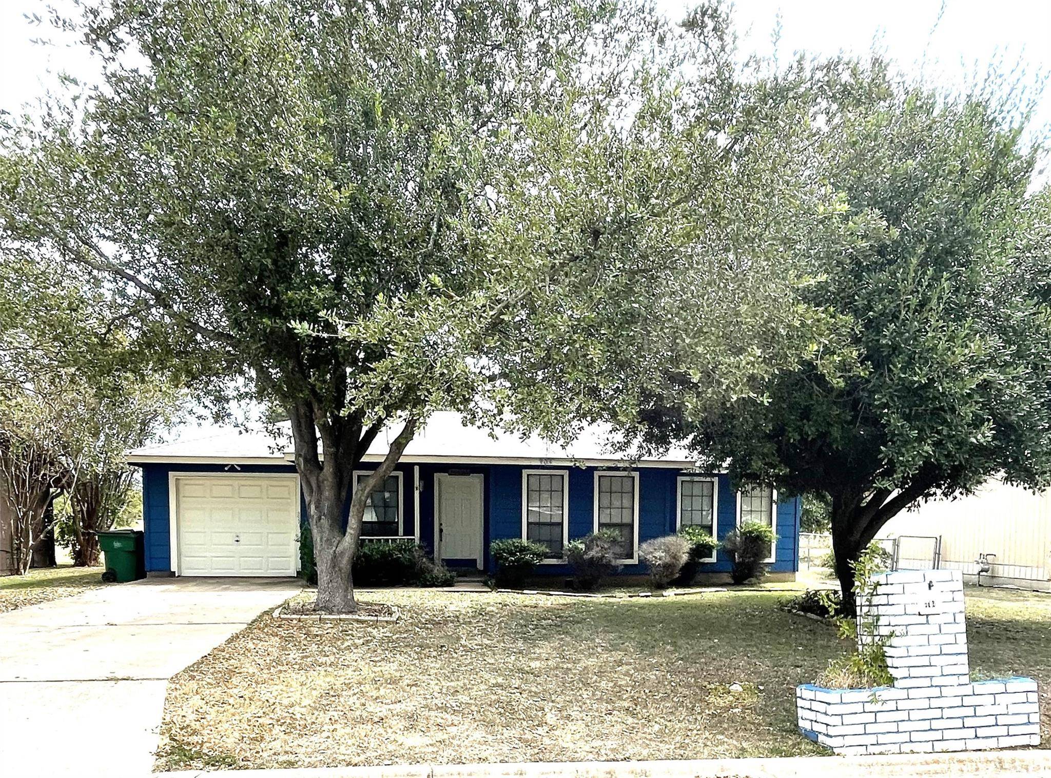 404 Mariposa LN E, Taylor, TX 76574