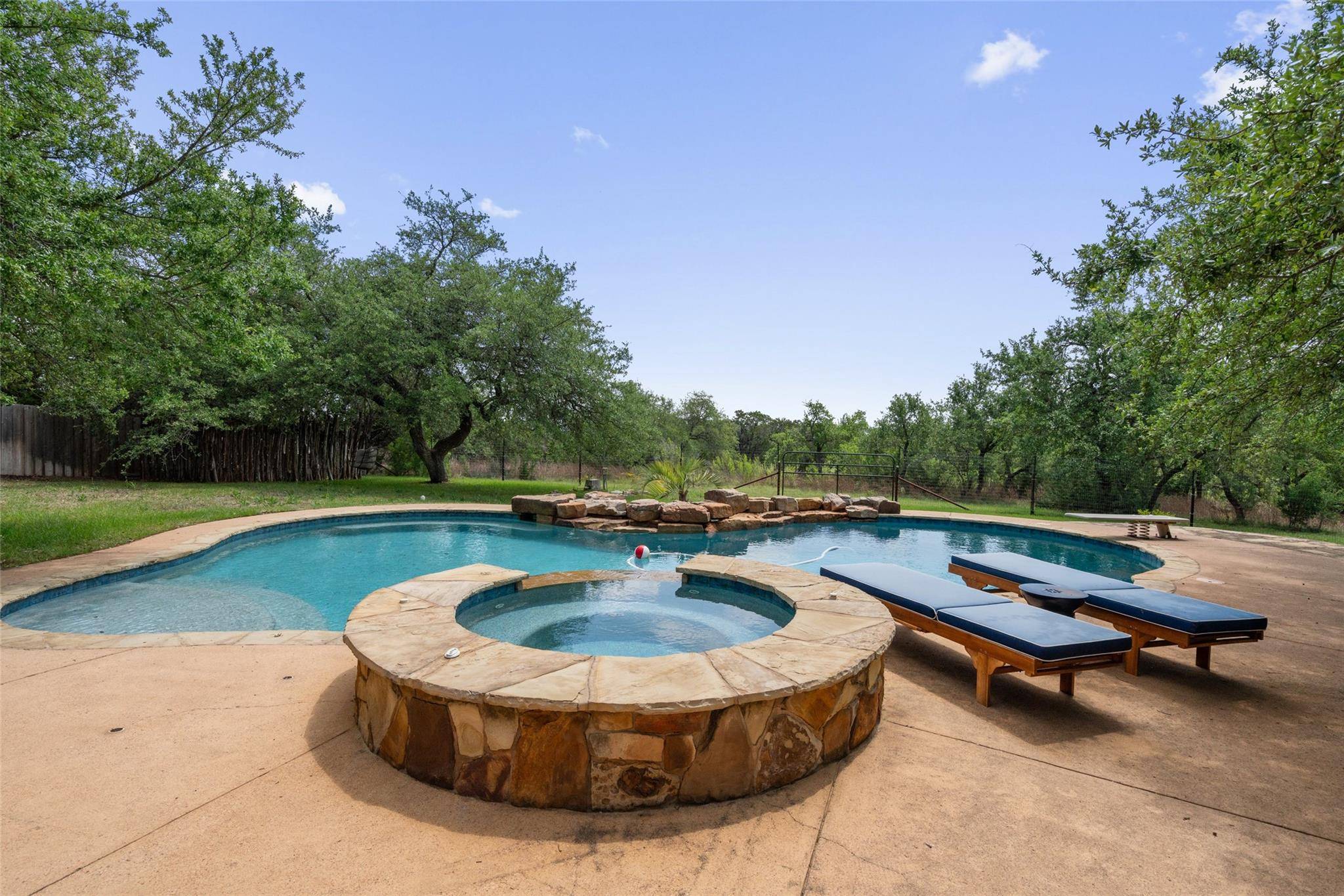 104 Hudson LN, Dripping Springs, TX 78620