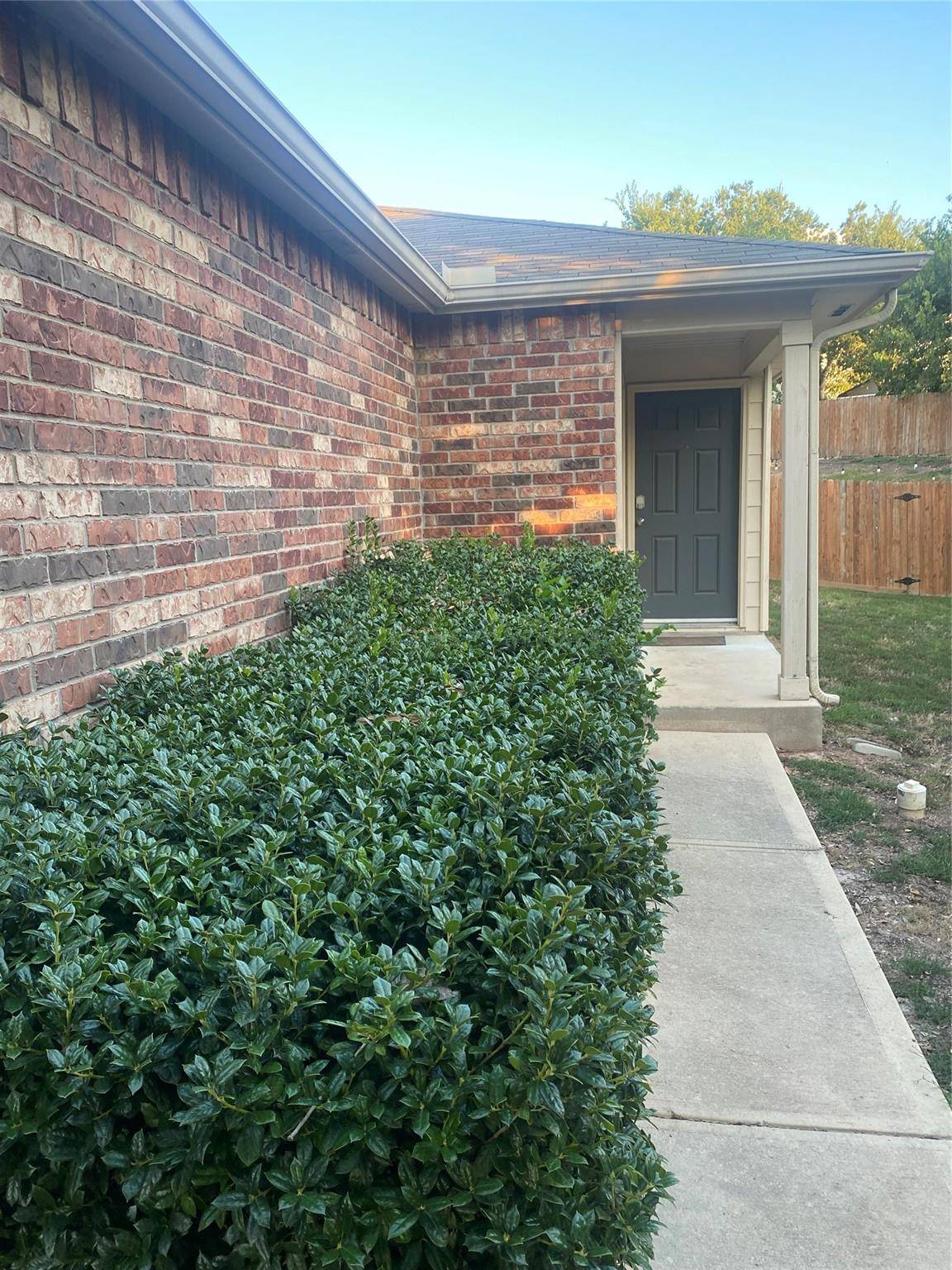 206 Feathergrass DR, Buda, TX 78610