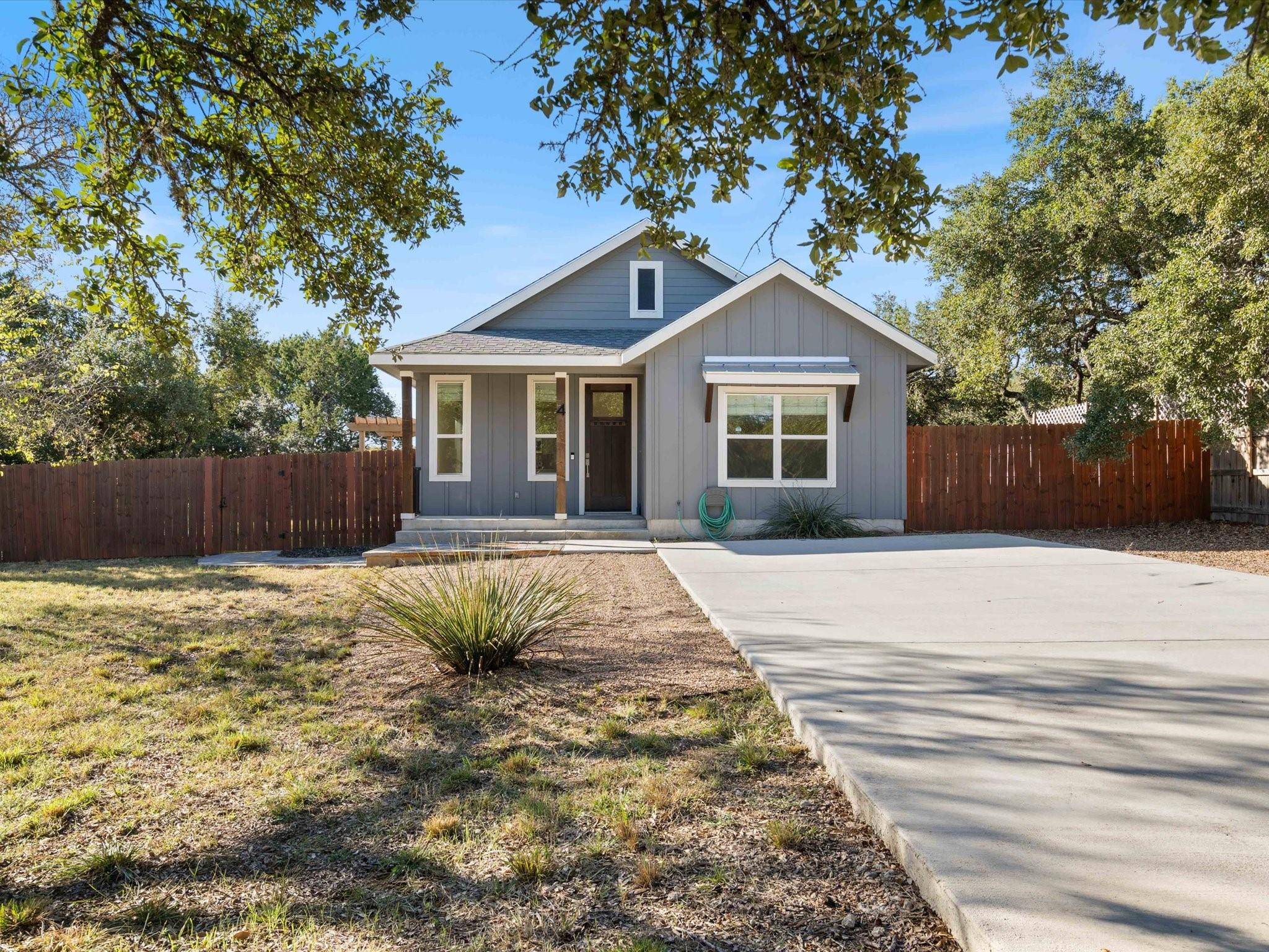 4 Round Bluff CIR, Wimberley, TX 78676