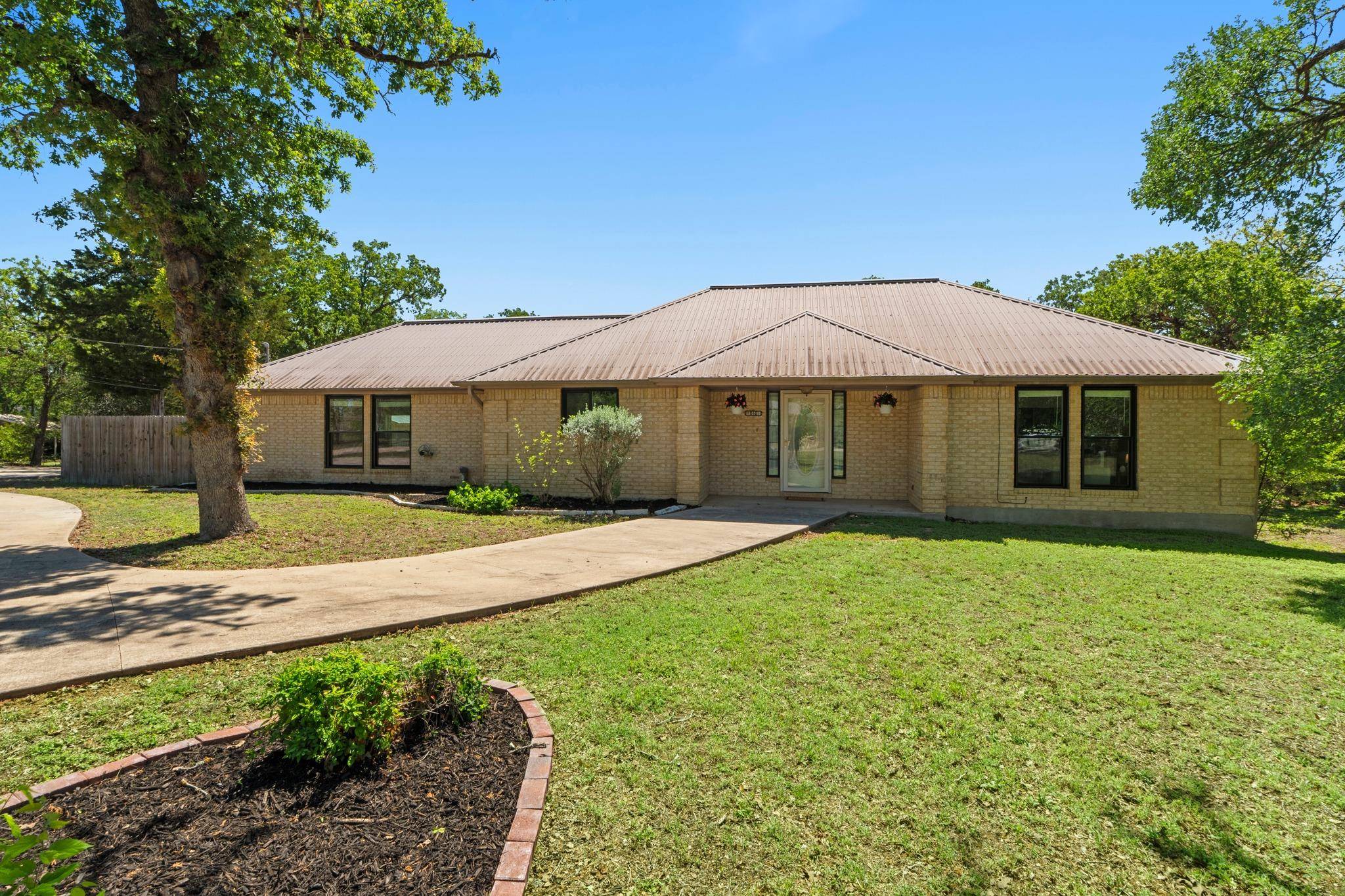 242 W Oak LOOP, Cedar Creek, TX 78612