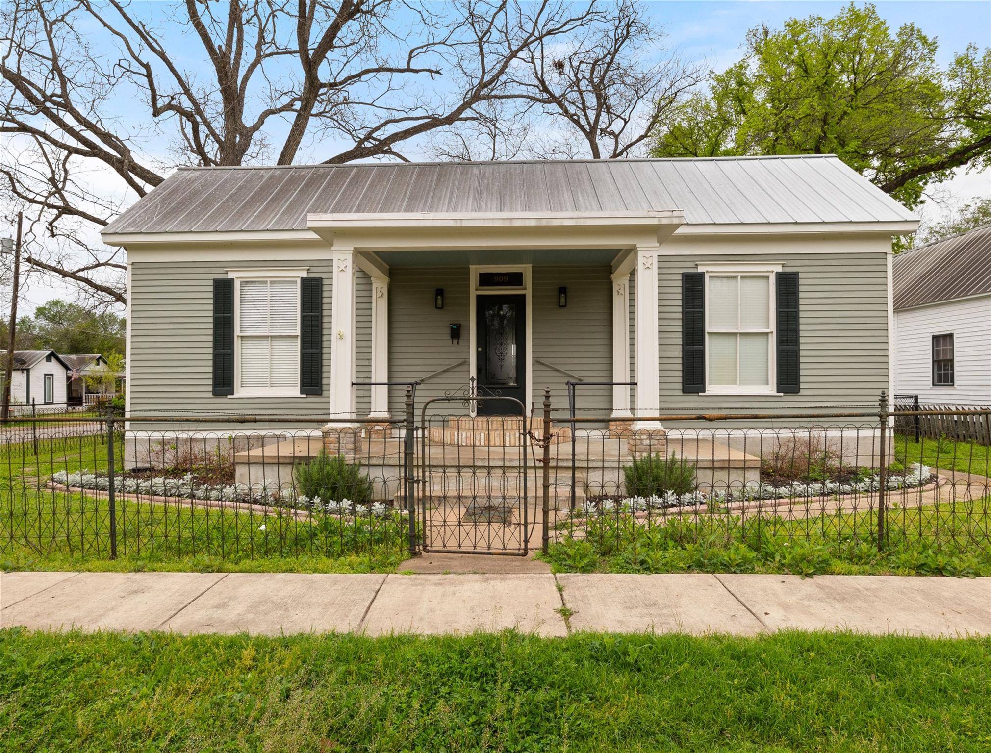 909 Pine ST, Bastrop, TX 78602