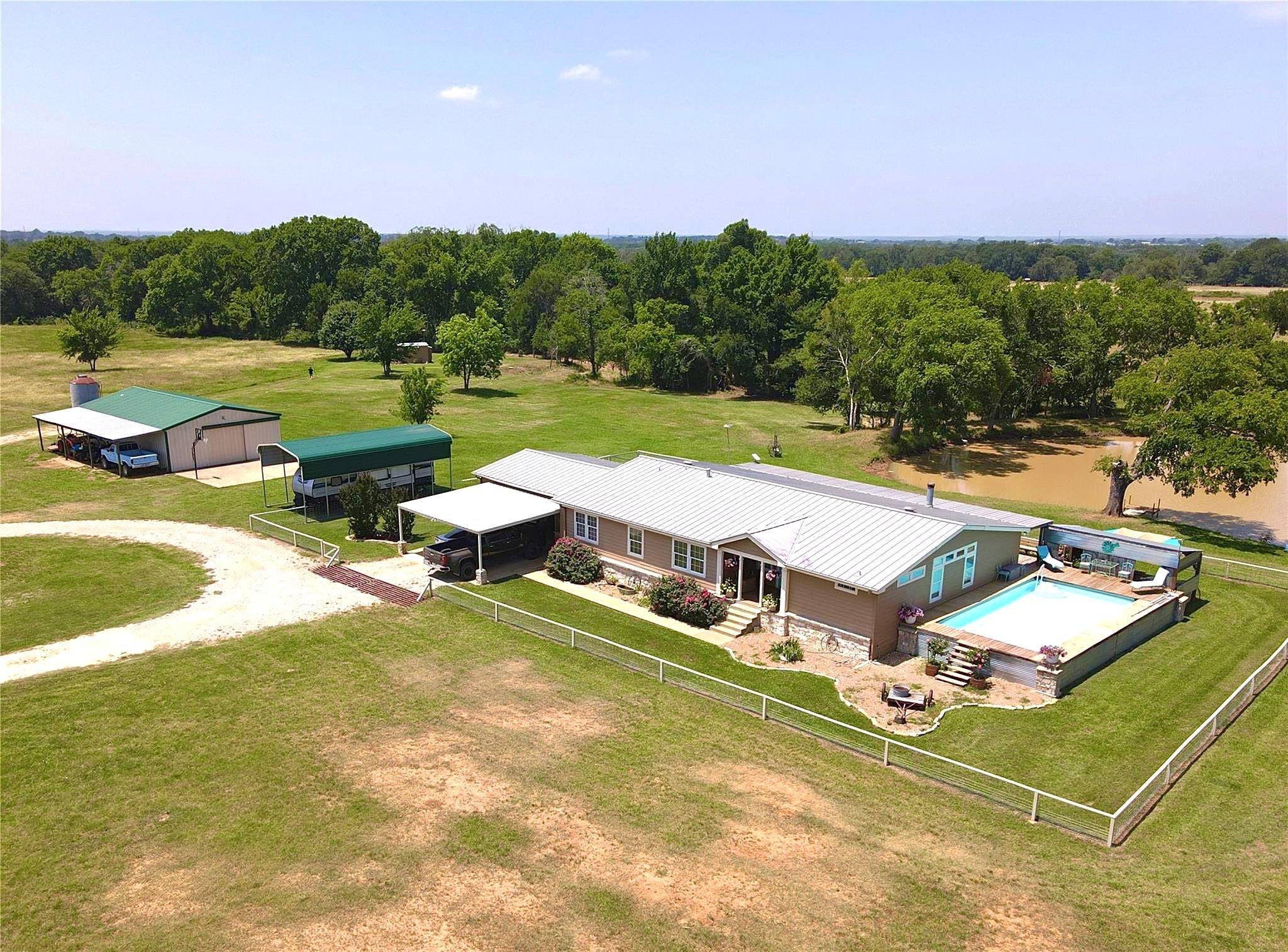 1628 E FM 696, Lexington, TX 78947
