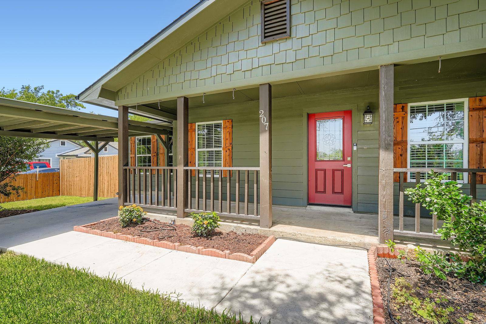 207 Old Thorndale RD, Taylor, TX 76574