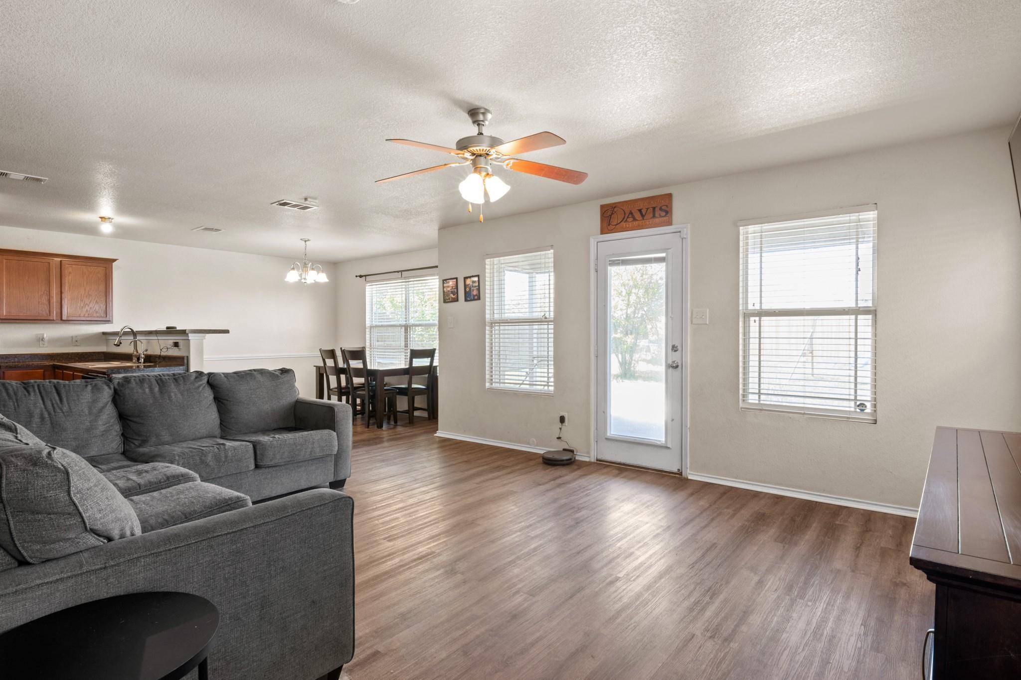 608 Azurite DR, Jarrell, TX 76537