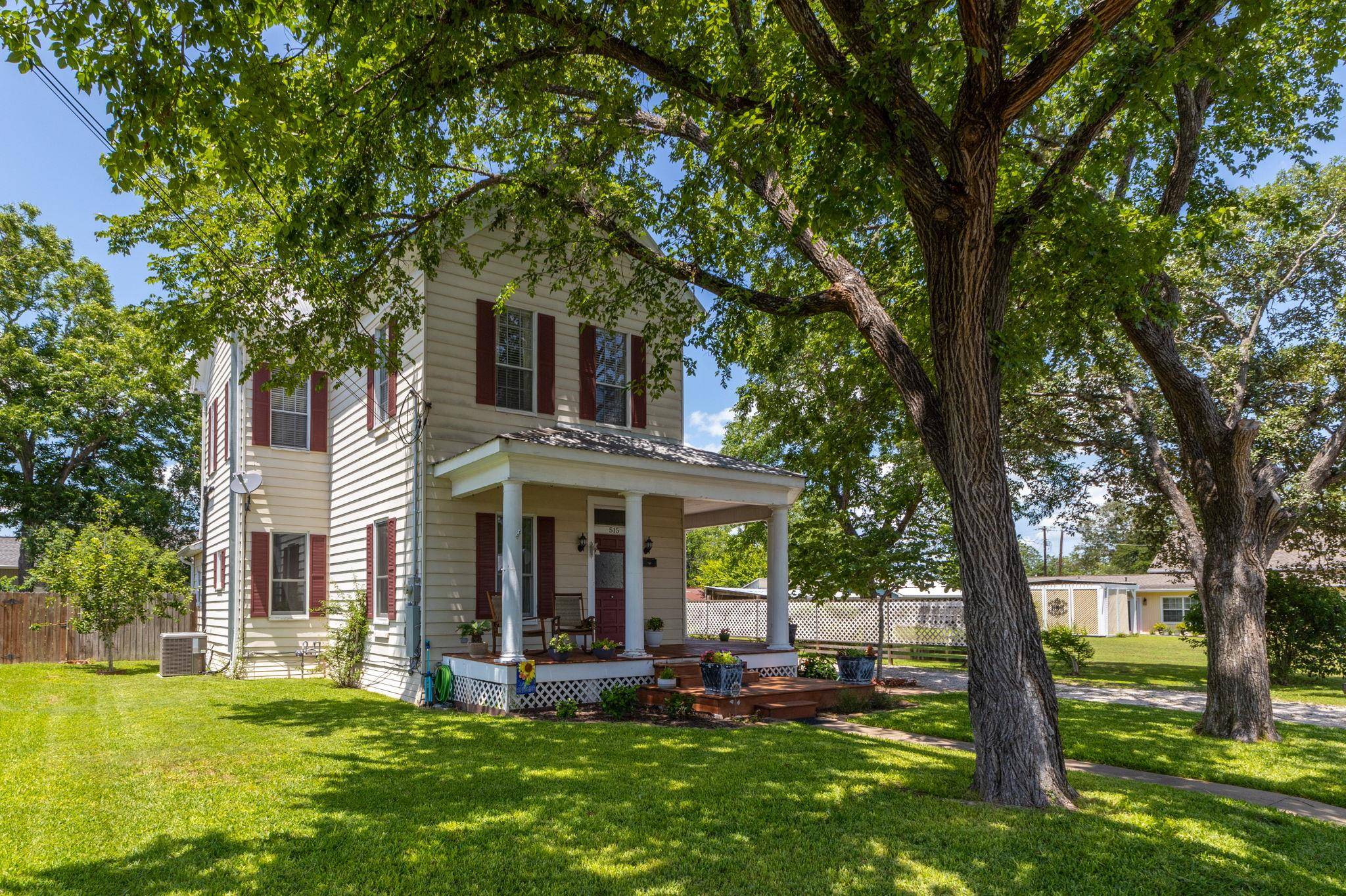 515 Wolf ST, Schulenburg, TX 78956