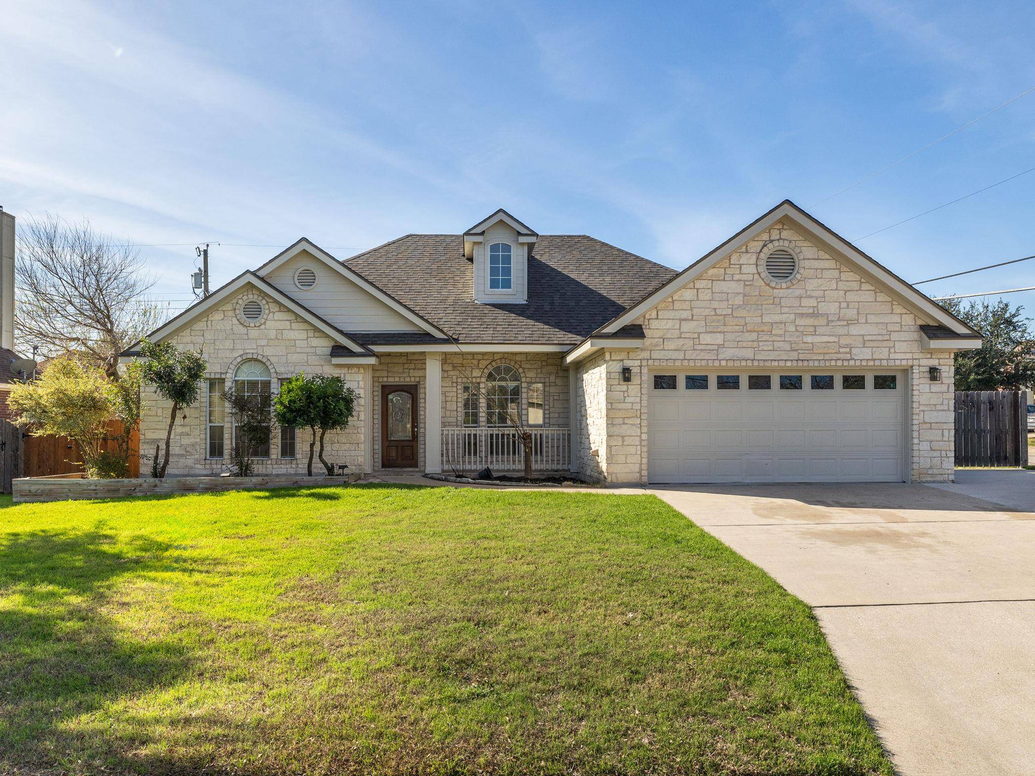2209 Lark LN, Taylor, TX 76574